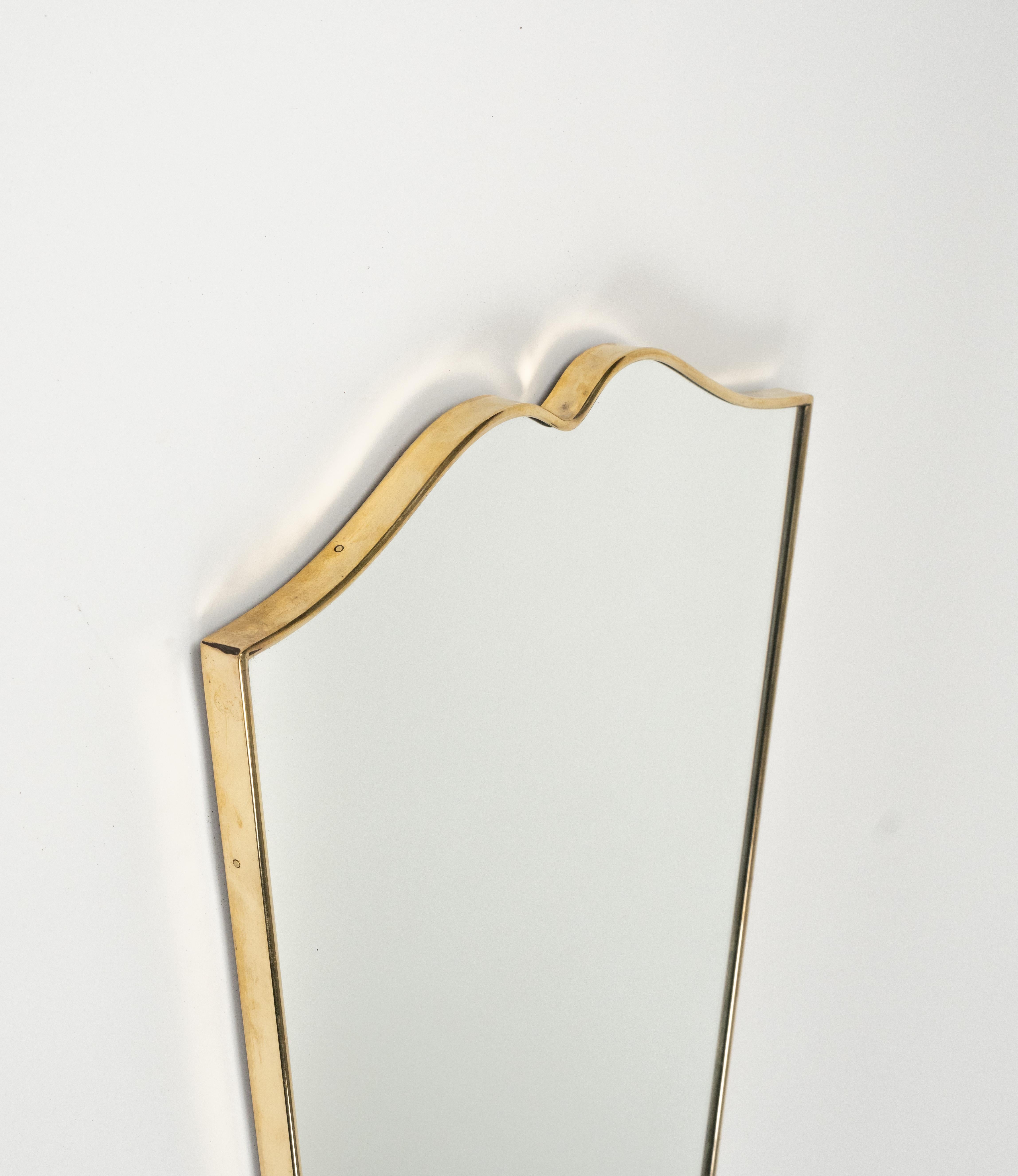 Metà XX secolo Specchio da parete a forma di scudo in ottone in stile Gio Ponti, Italia 1950s in vendita