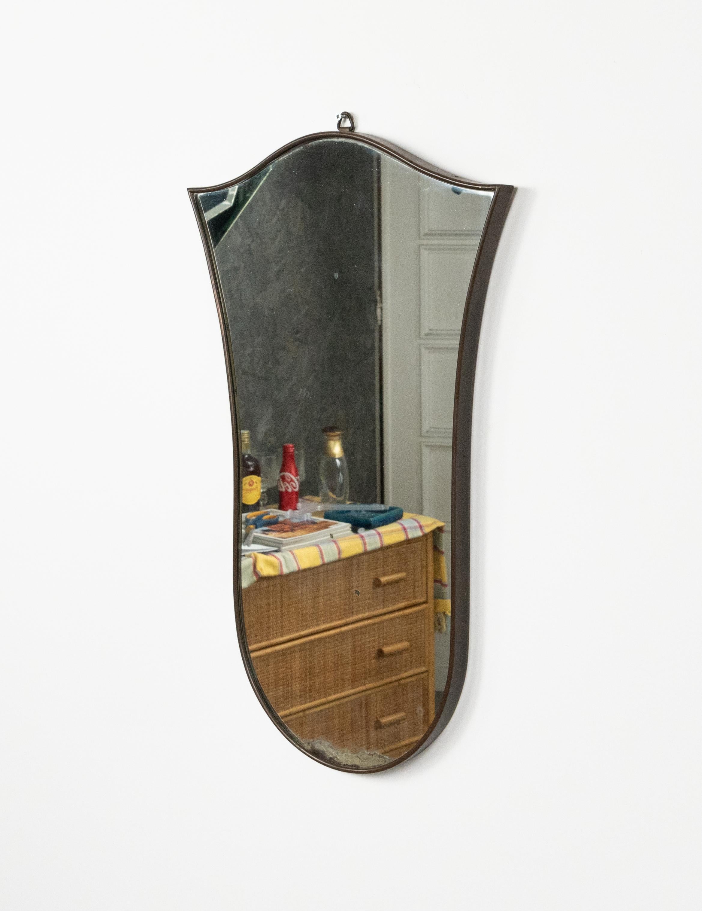 Metallo Specchio da parete a forma di scudo in ottone in stile Gio Ponti, Italia 1950s in vendita