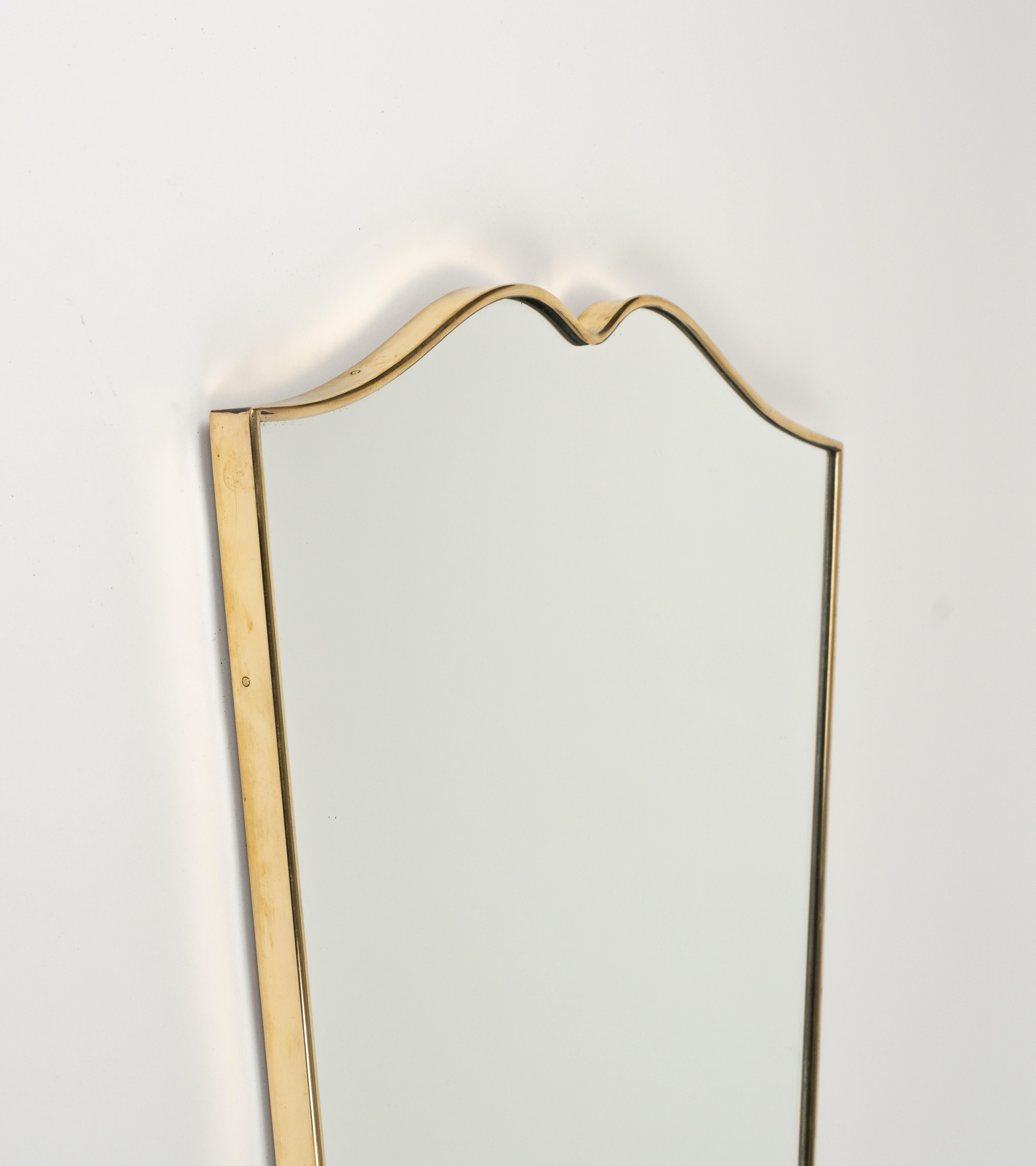 Metallo Specchio da parete a forma di scudo in ottone in stile Gio Ponti, Italia 1950s in vendita