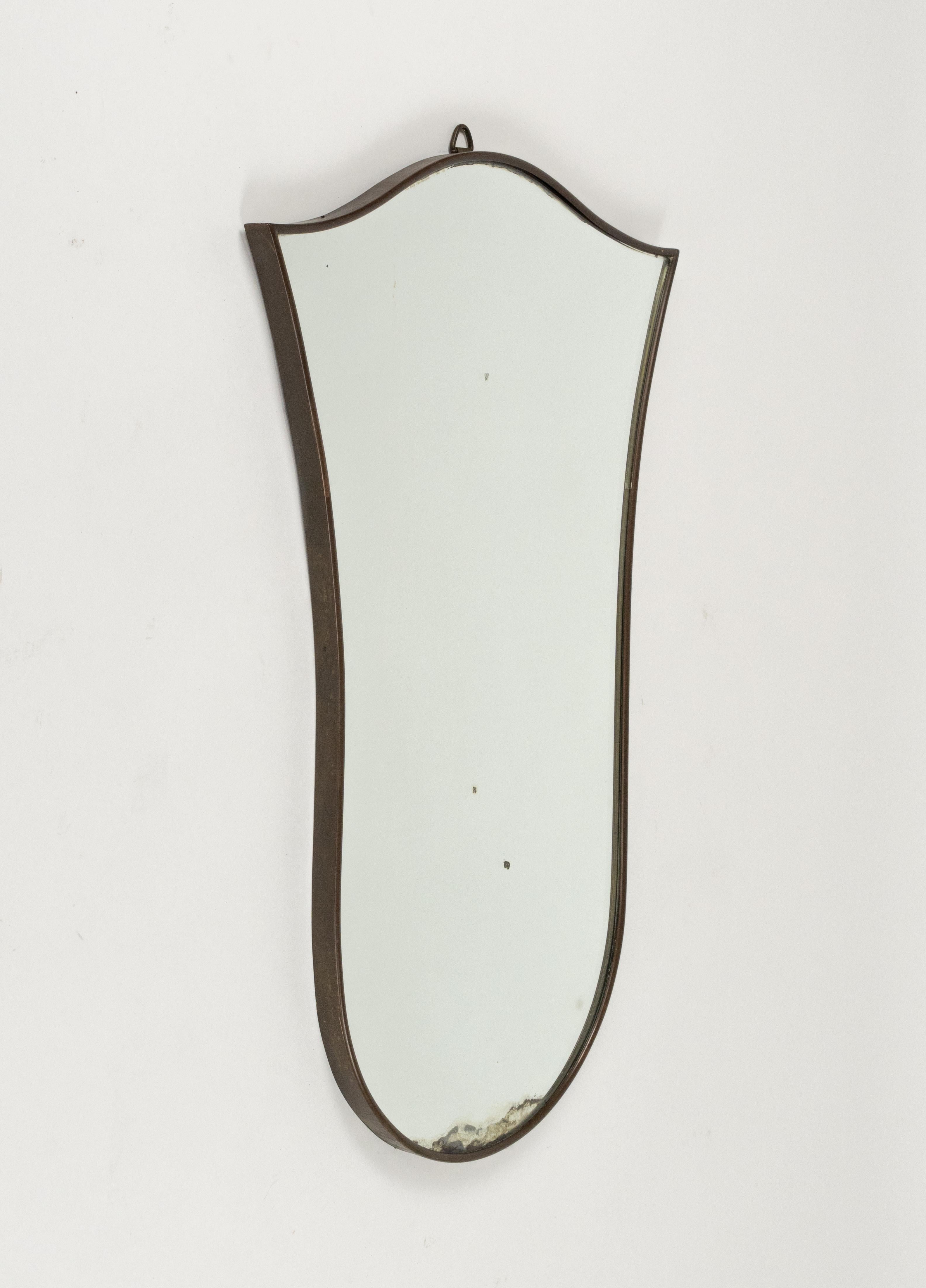 Specchio da parete a forma di scudo in ottone in stile Gio Ponti, Italia 1950s in vendita 1