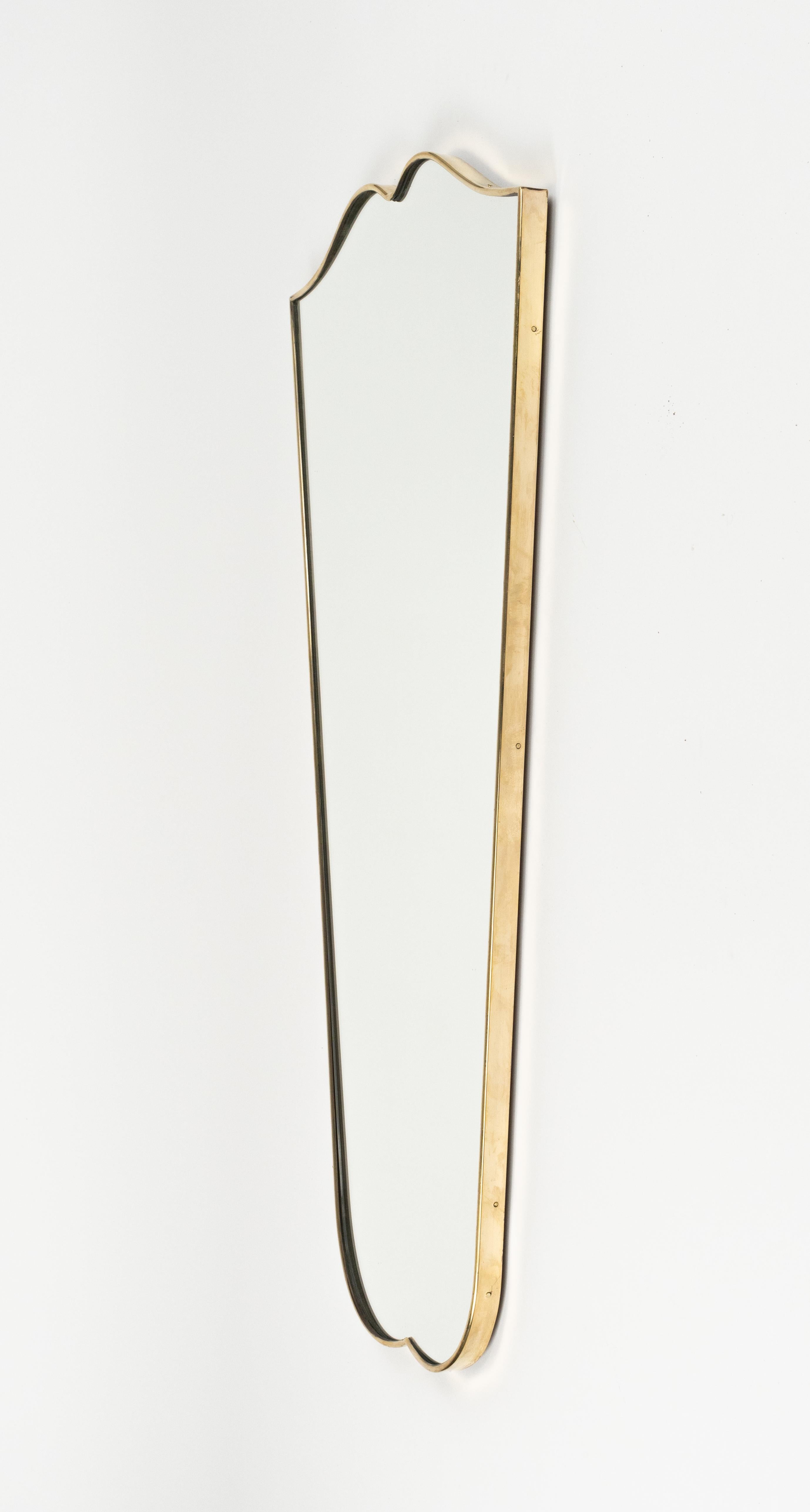 Specchio da parete a forma di scudo in ottone in stile Gio Ponti, Italia 1950s in vendita 1