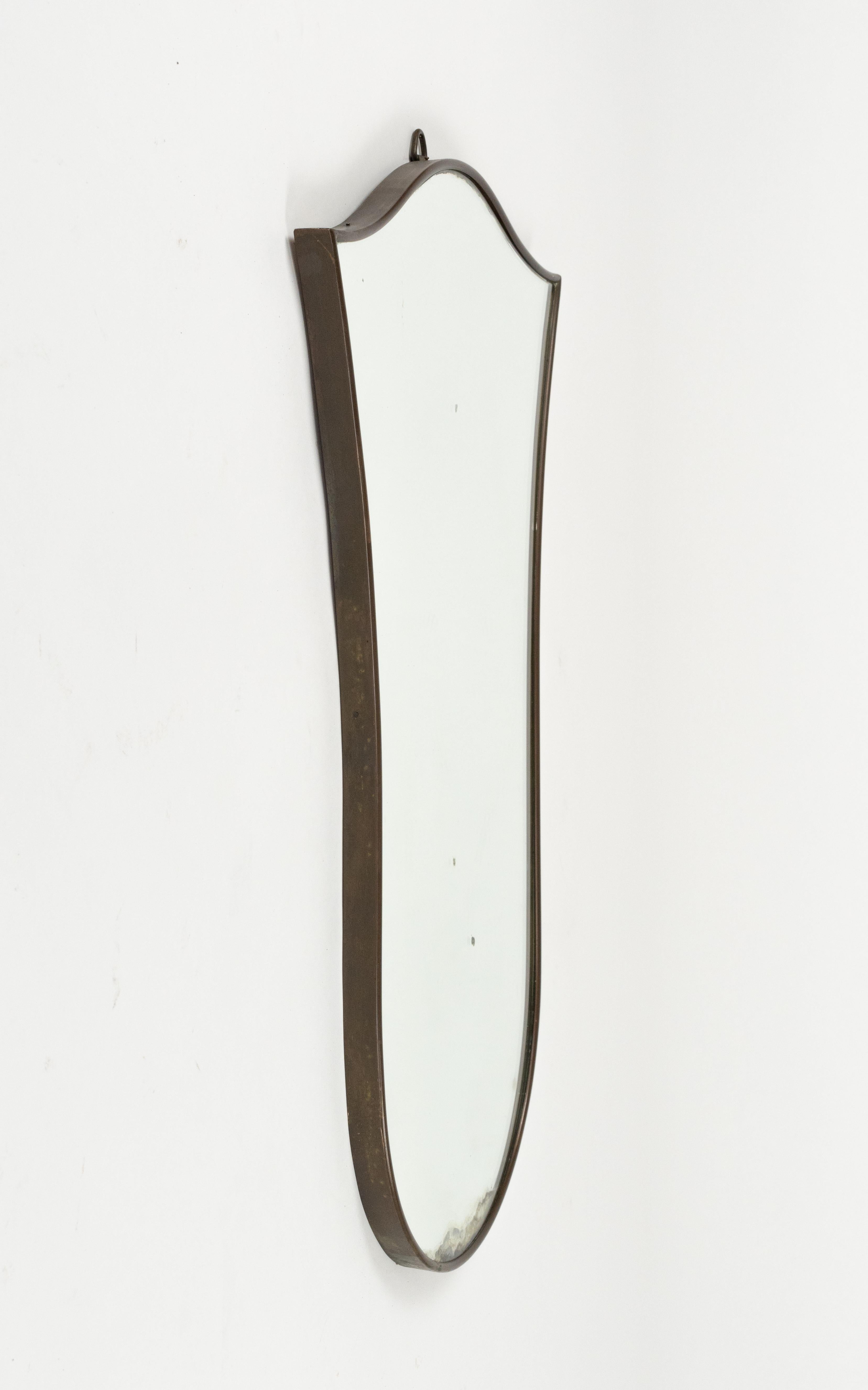 Specchio da parete a forma di scudo in ottone in stile Gio Ponti, Italia 1950s in vendita 2