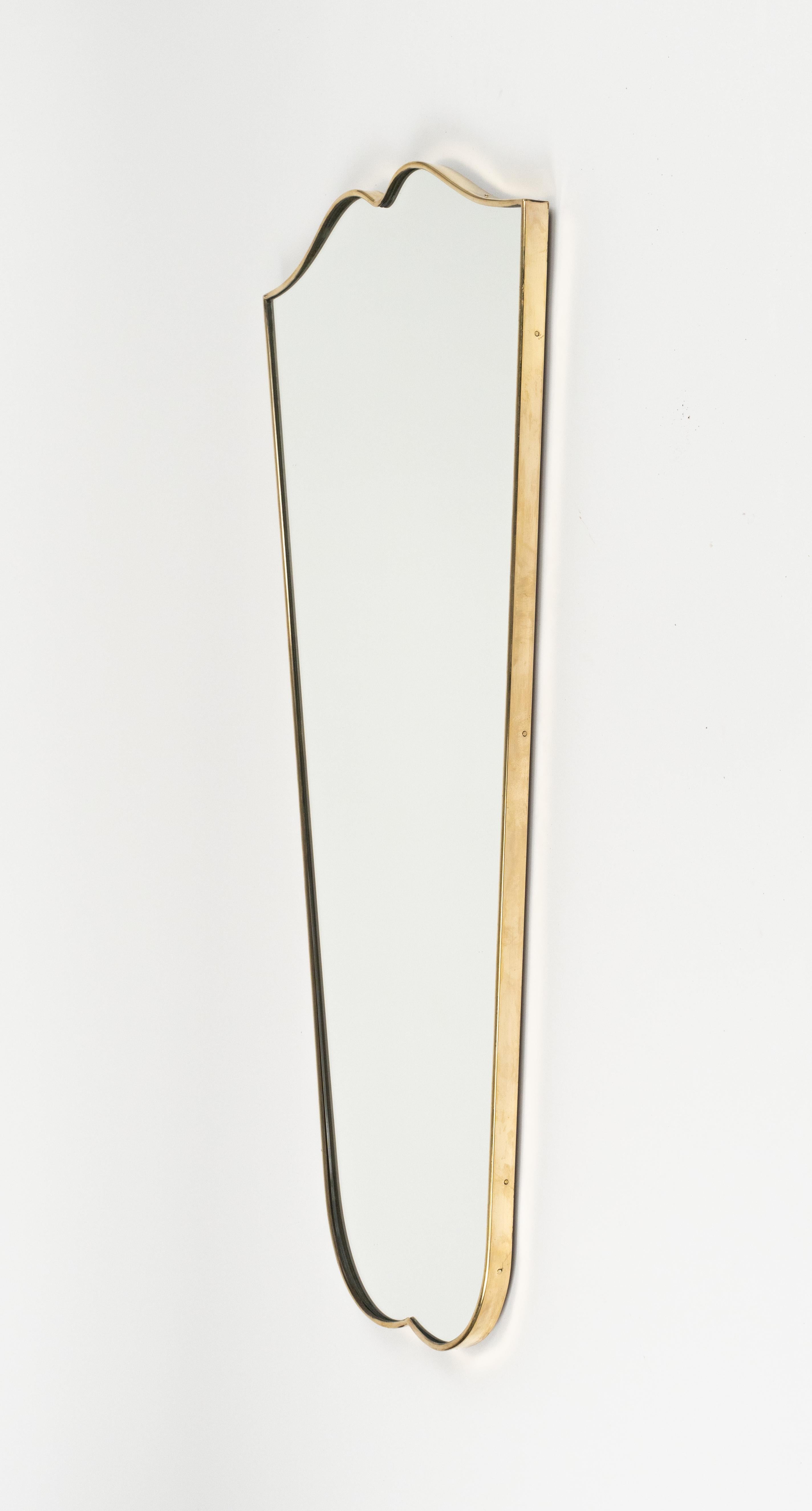 Specchio da parete a forma di scudo in ottone in stile Gio Ponti, Italia 1950s in vendita 2