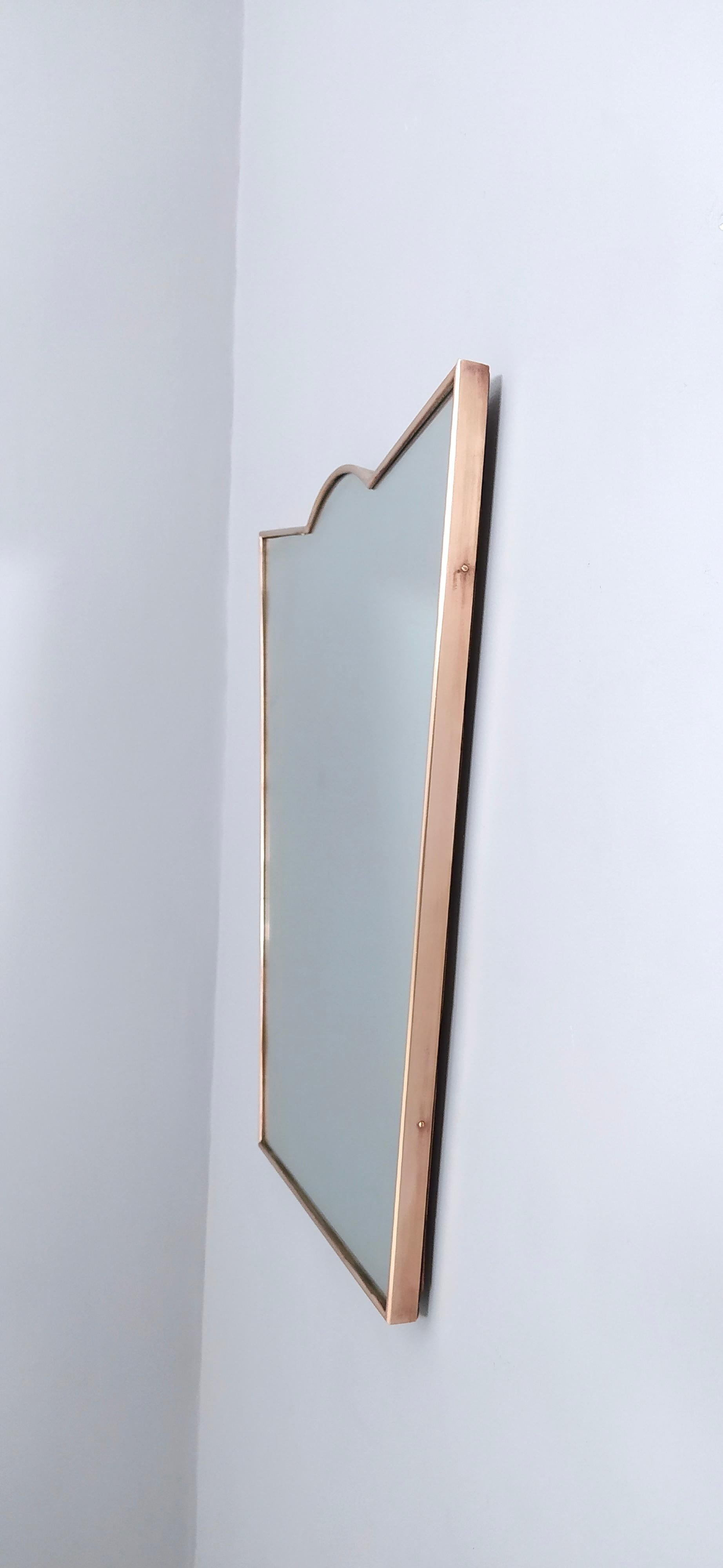 Midcentury Shield Shaped Wall Mirror with Brass Frame, Italy In Good Condition In Bresso, Lombardy