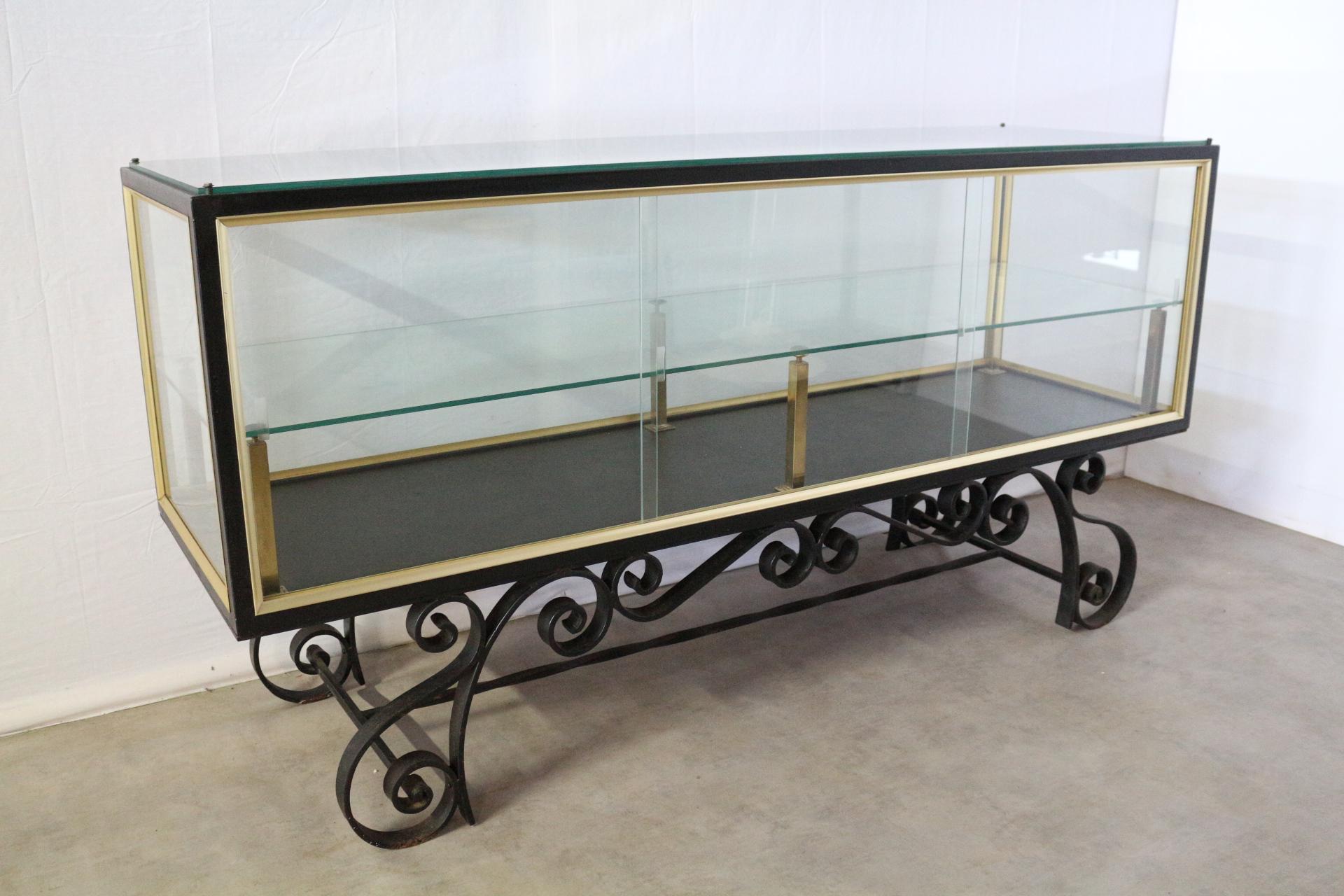 Midcentury French shop counter vitrine display cabinet glass wrought iron, circa 1960
Unusual and decorative
Glass central shelf
Very good vintage condition for its age.
  