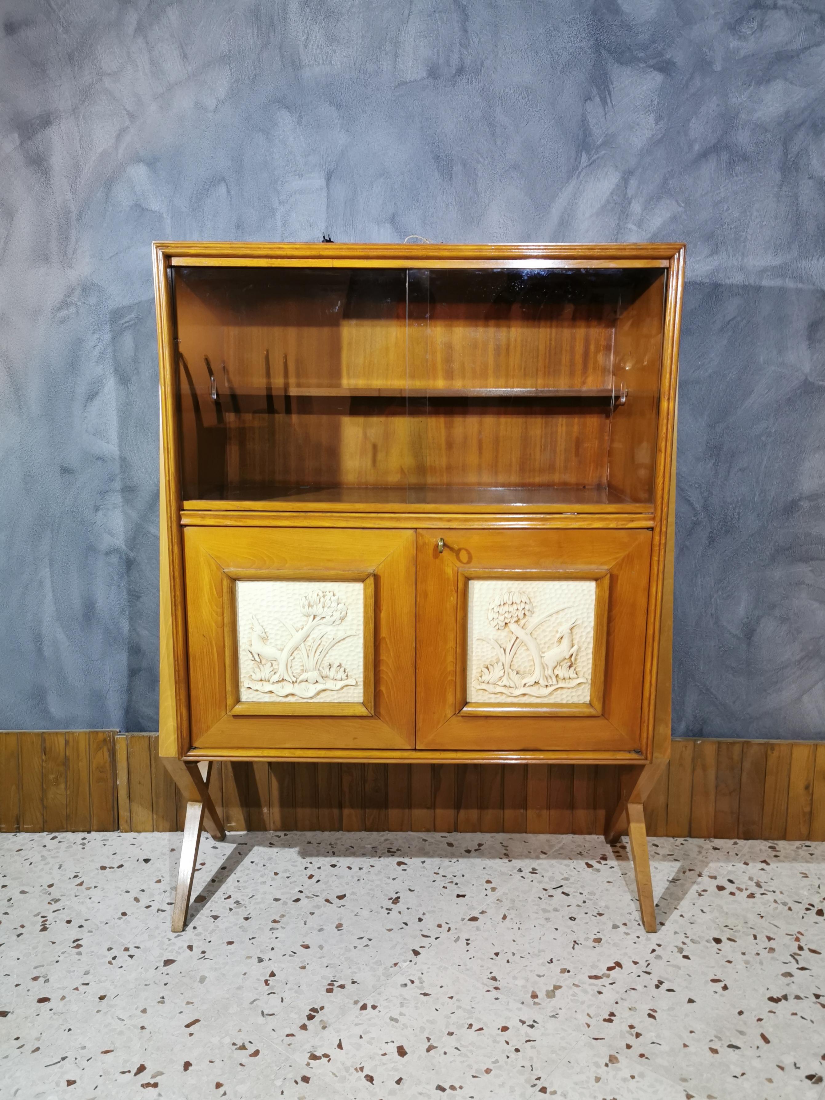 Particular Cantù 'showcase in beech wood with showcase compartment in the upper part, the two doors have wooden engraving with shelves and drawers inside,
from the 1950s. Italian production.