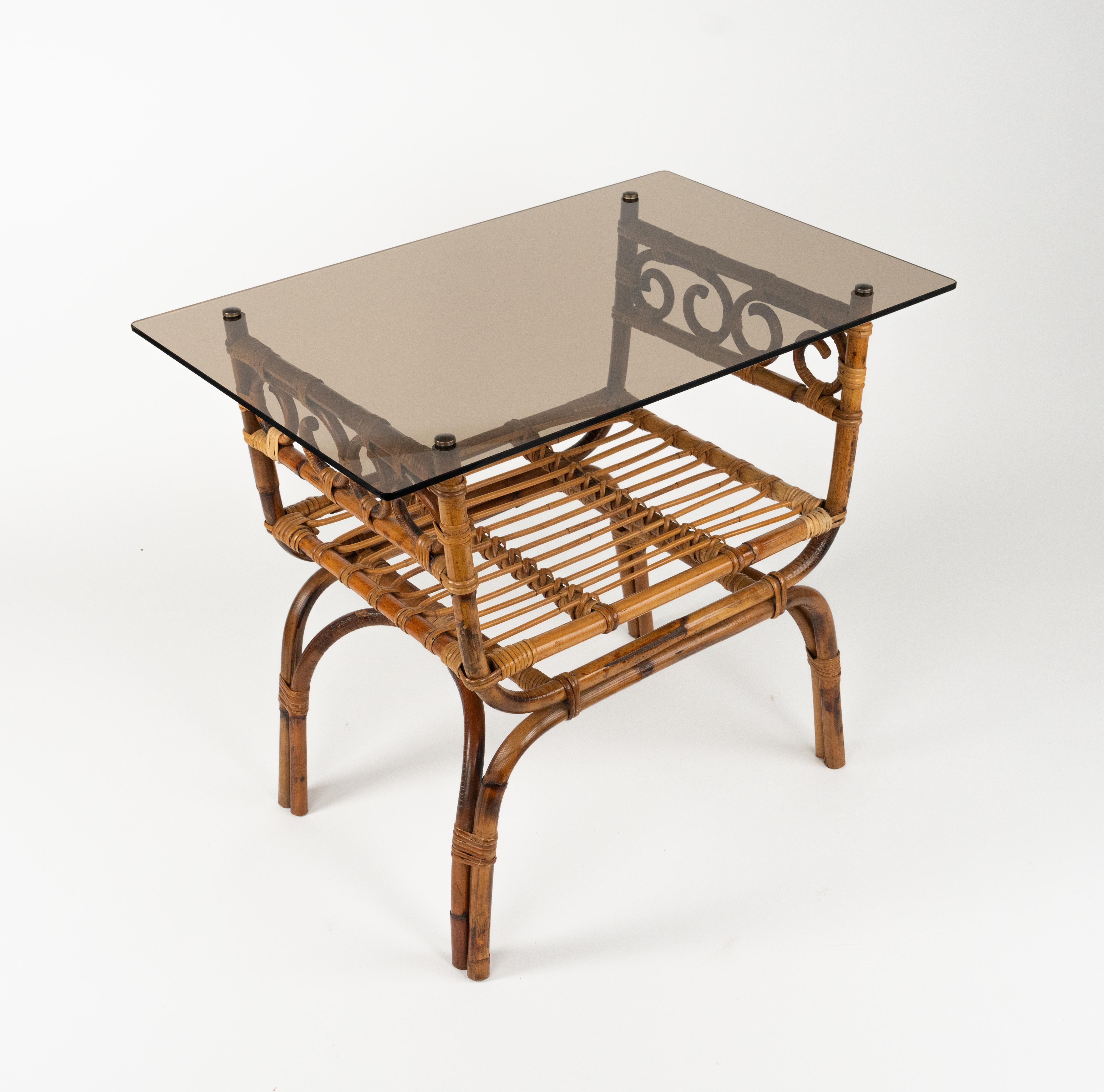 Mid-Century Modern Table d'appoint du milieu du siècle dernier en bambou, rotin et verre style Vivai Del Sud, Italie, années 1960 en vente