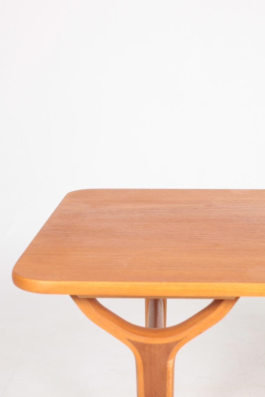 Side table in beech and mahogany. Designed by Peter Hvidt and Orla Mølgaard for Fritz Hansen in 1950. Made in Denmark. Great original condition.