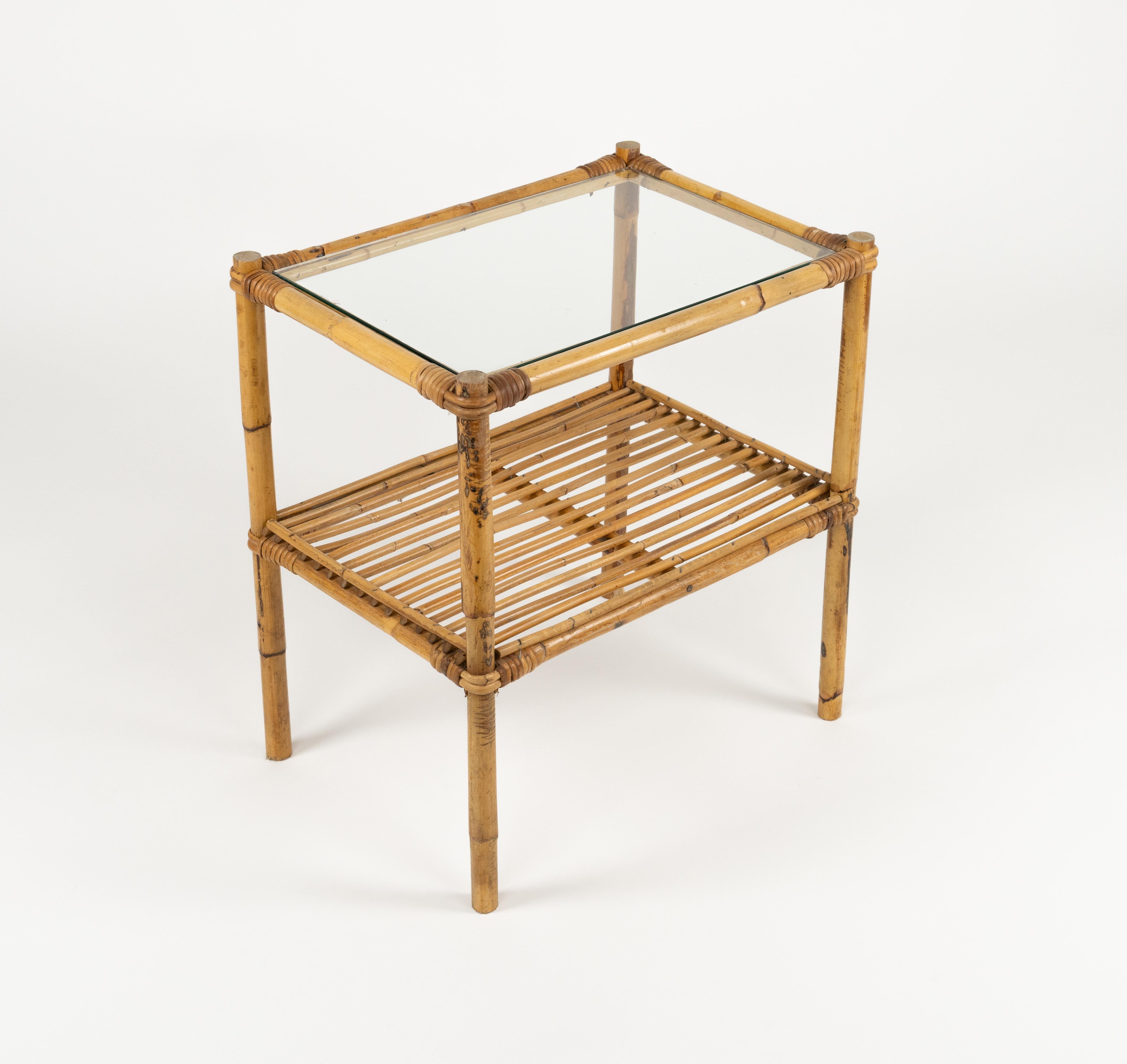Schöner Beistelltisch oder Nachttisch aus Bambus und Rattan mit Glasplatte aus der Mitte des Jahrhunderts.

Hergestellt in Italien in den 1970er Jahren.