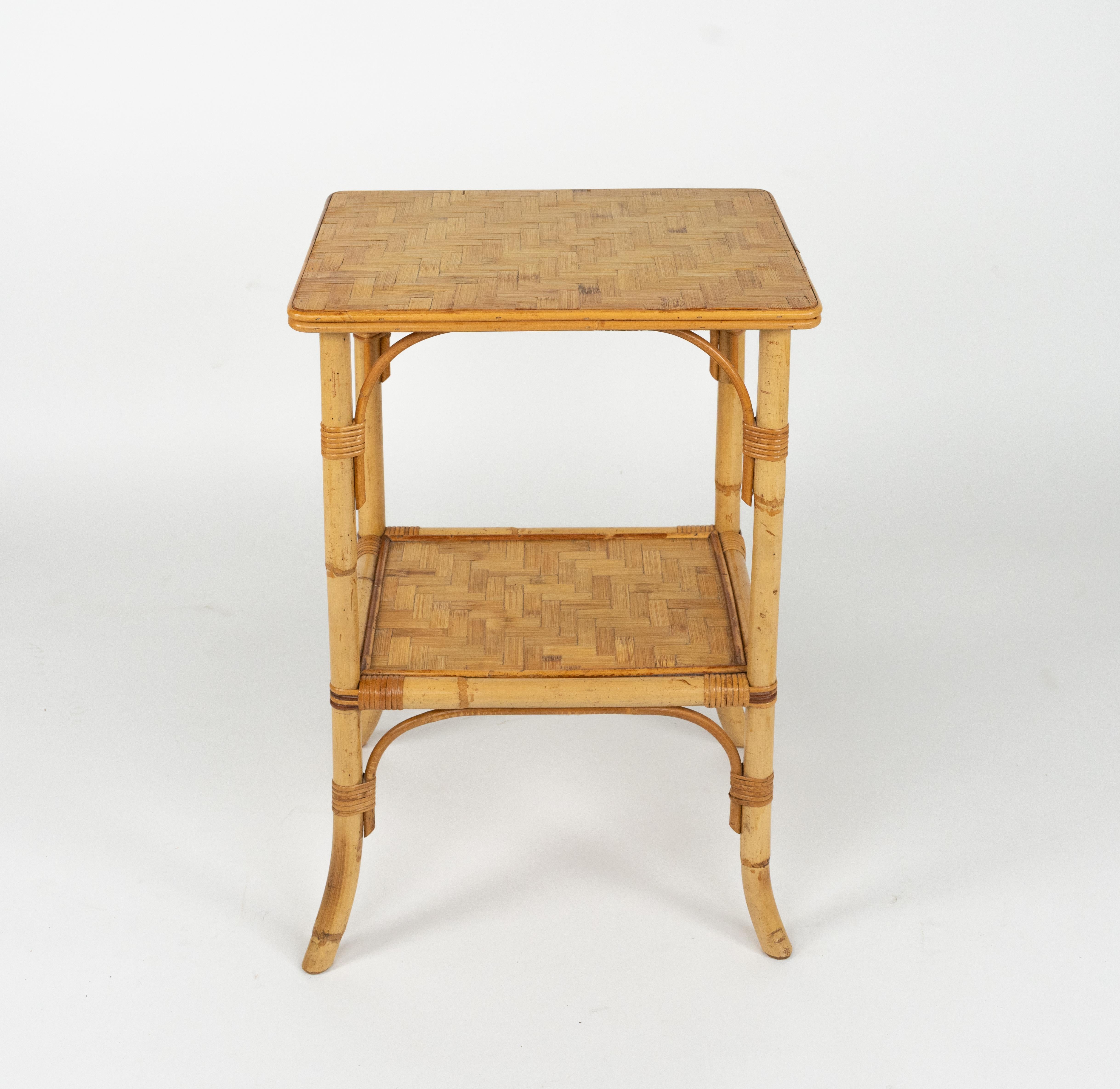 Preciosa mesa auxiliar de ratán y bambú de mediados de siglo al estilo de Vivai del Sud.

Fabricado en Italia en la década de 1970.

Vivai del Sud, Gabriella Crespi y Arpex fueron los tres principales estudios de diseño de la Italia de los años 70