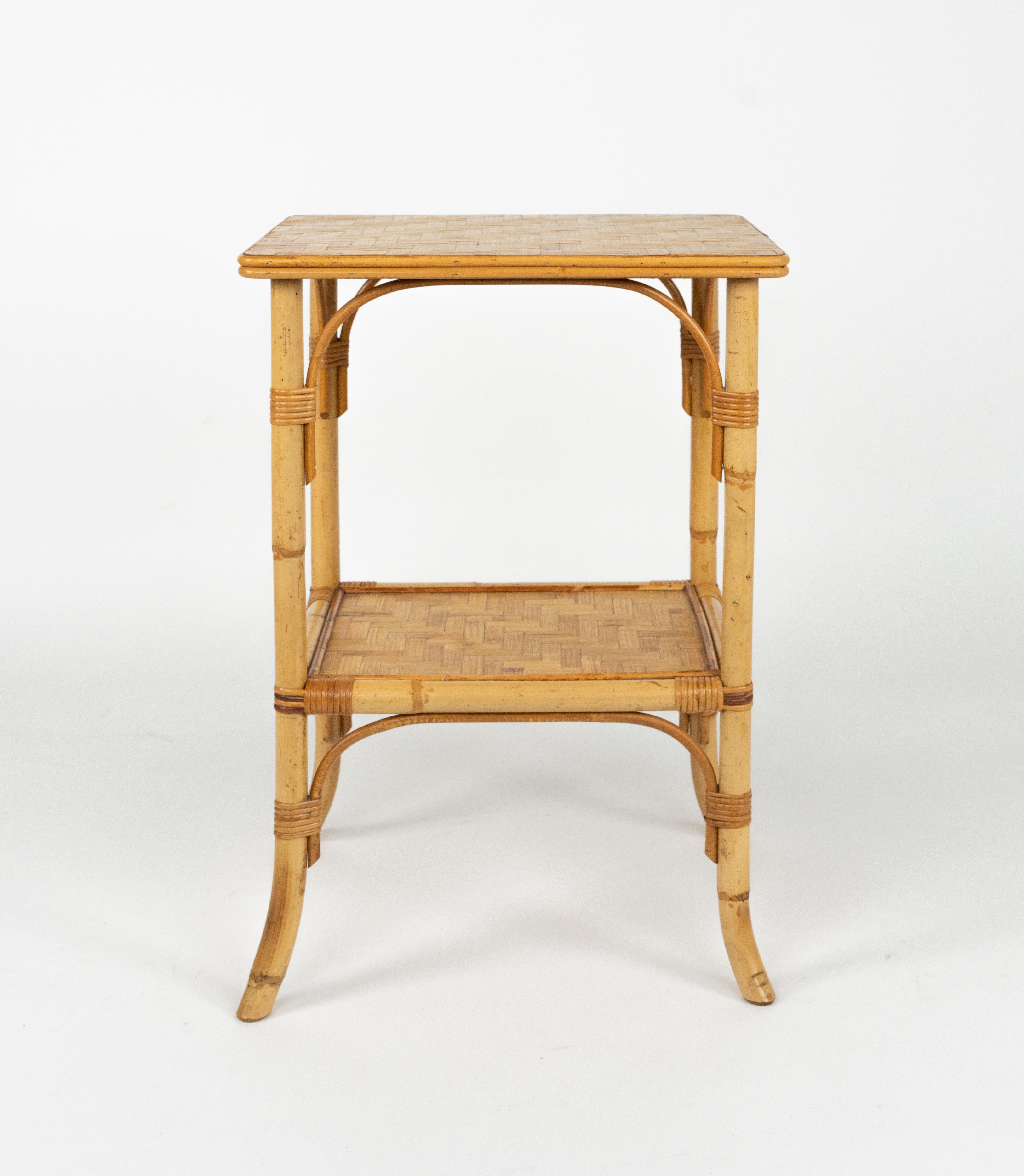 Mesa auxiliar de mediados de siglo en ratán y bambú Estilo Vivai del Sud, Italia Años 70 Moderno de mediados de siglo en venta