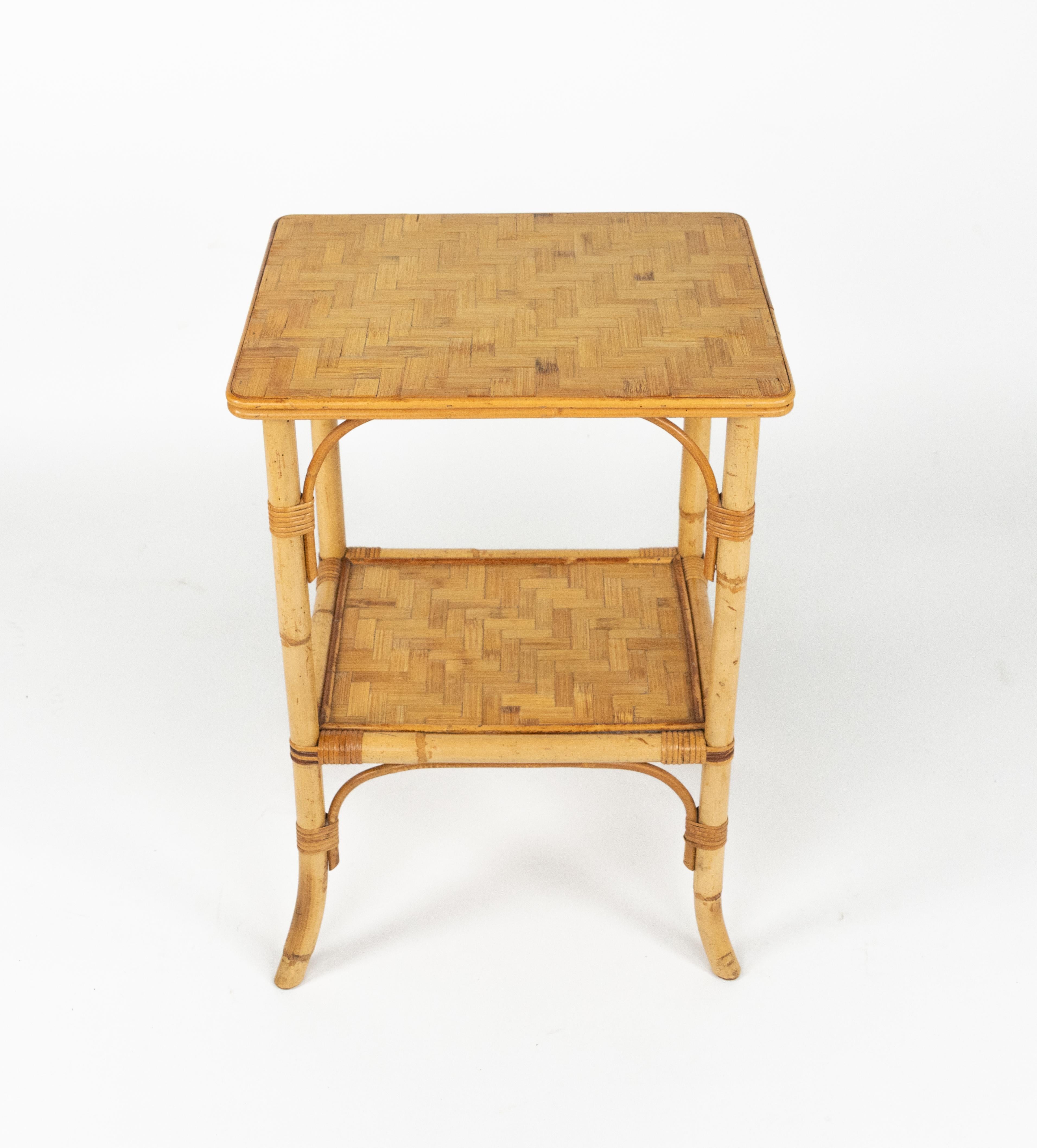 Mesa auxiliar de mediados de siglo en ratán y bambú Estilo Vivai del Sud, Italia Años 70 Italiano en venta