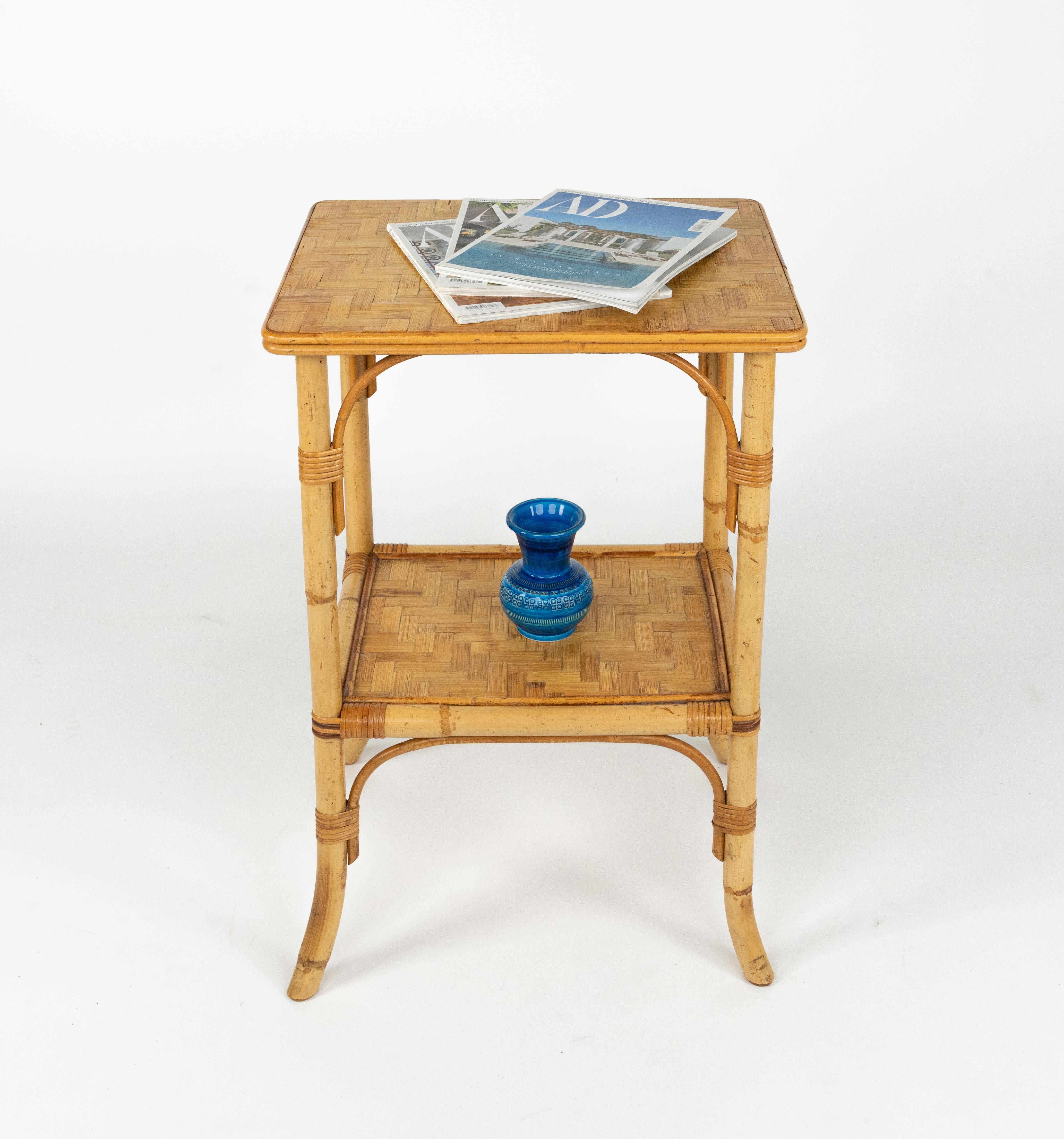 Mesa auxiliar de mediados de siglo en ratán y bambú Estilo Vivai del Sud, Italia Años 70 finales del siglo XX en venta