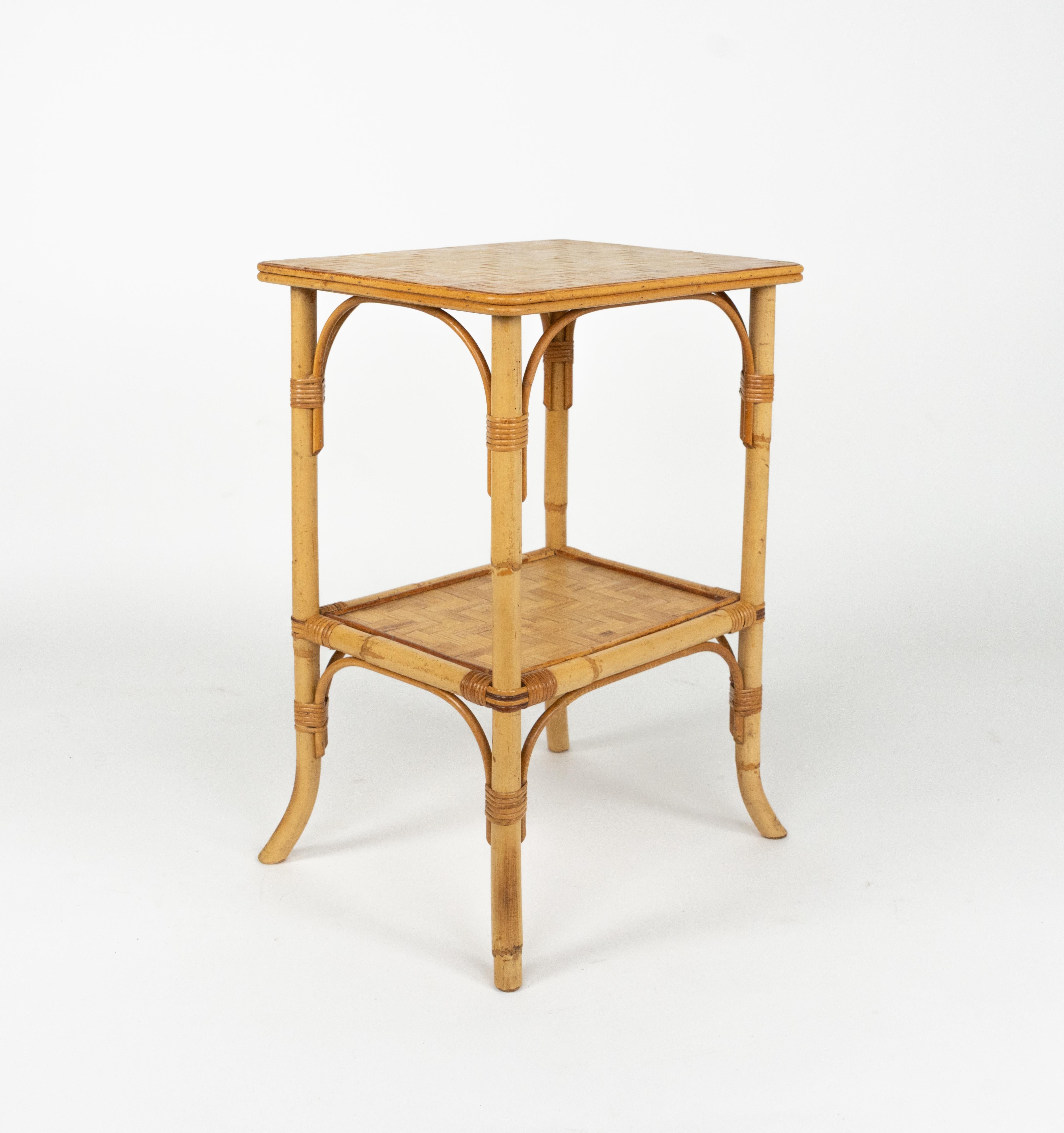 Mesa auxiliar de mediados de siglo en ratán y bambú Estilo Vivai del Sud, Italia Años 70 Bambú en venta