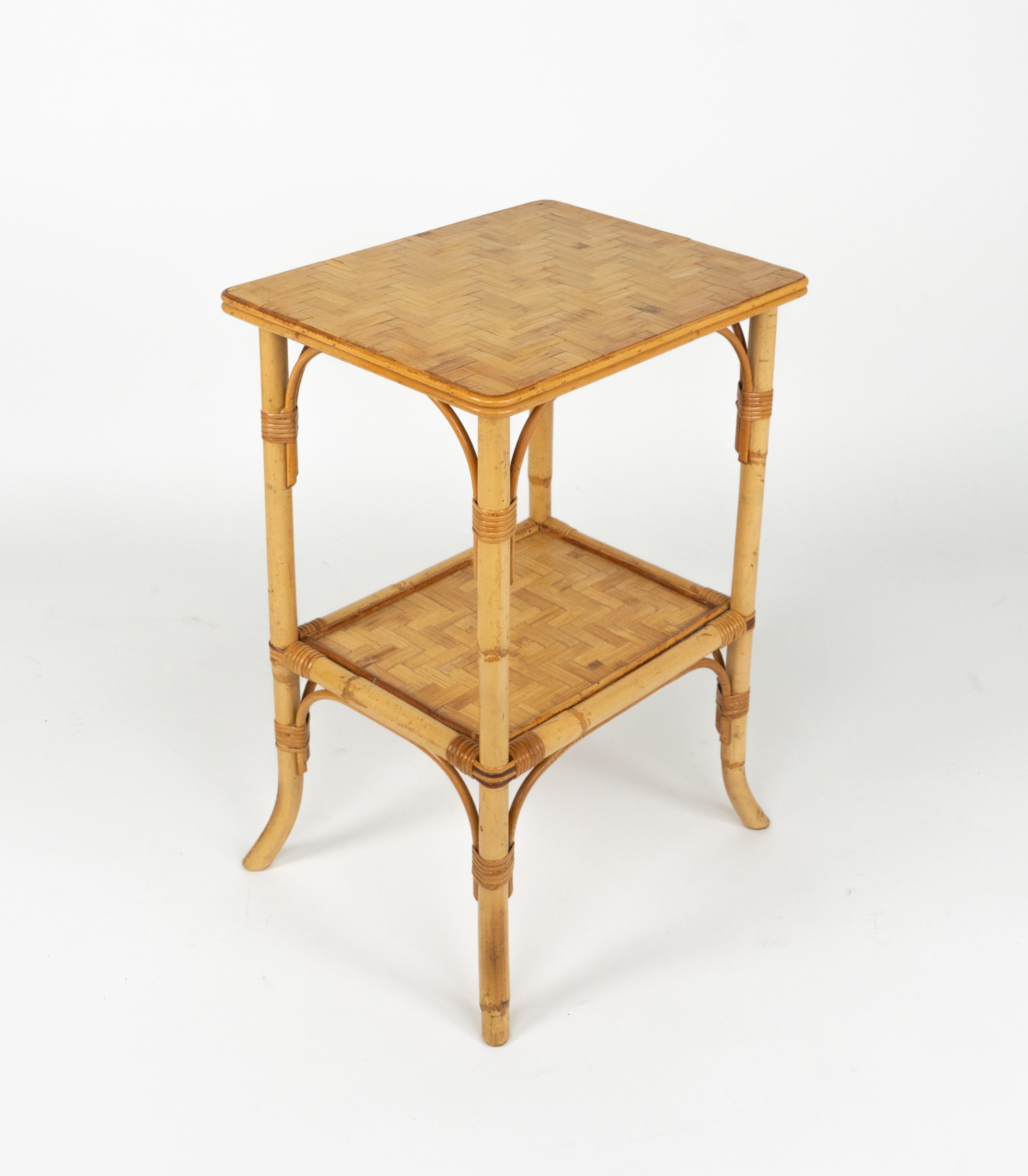 Mesa auxiliar de mediados de siglo en ratán y bambú Estilo Vivai del Sud, Italia Años 70 en venta 1