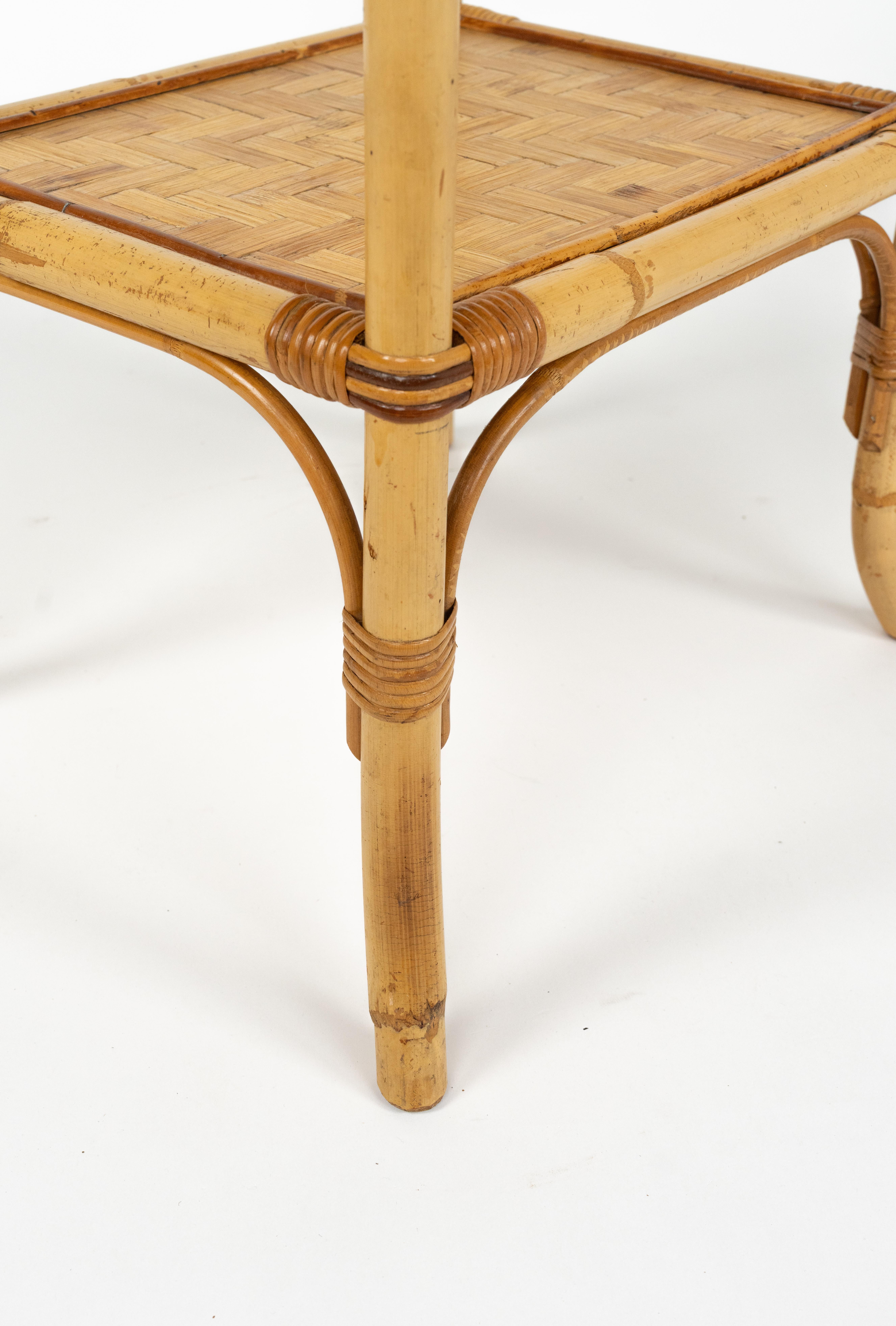 Mesa auxiliar de mediados de siglo en ratán y bambú Estilo Vivai del Sud, Italia Años 70 en venta 2
