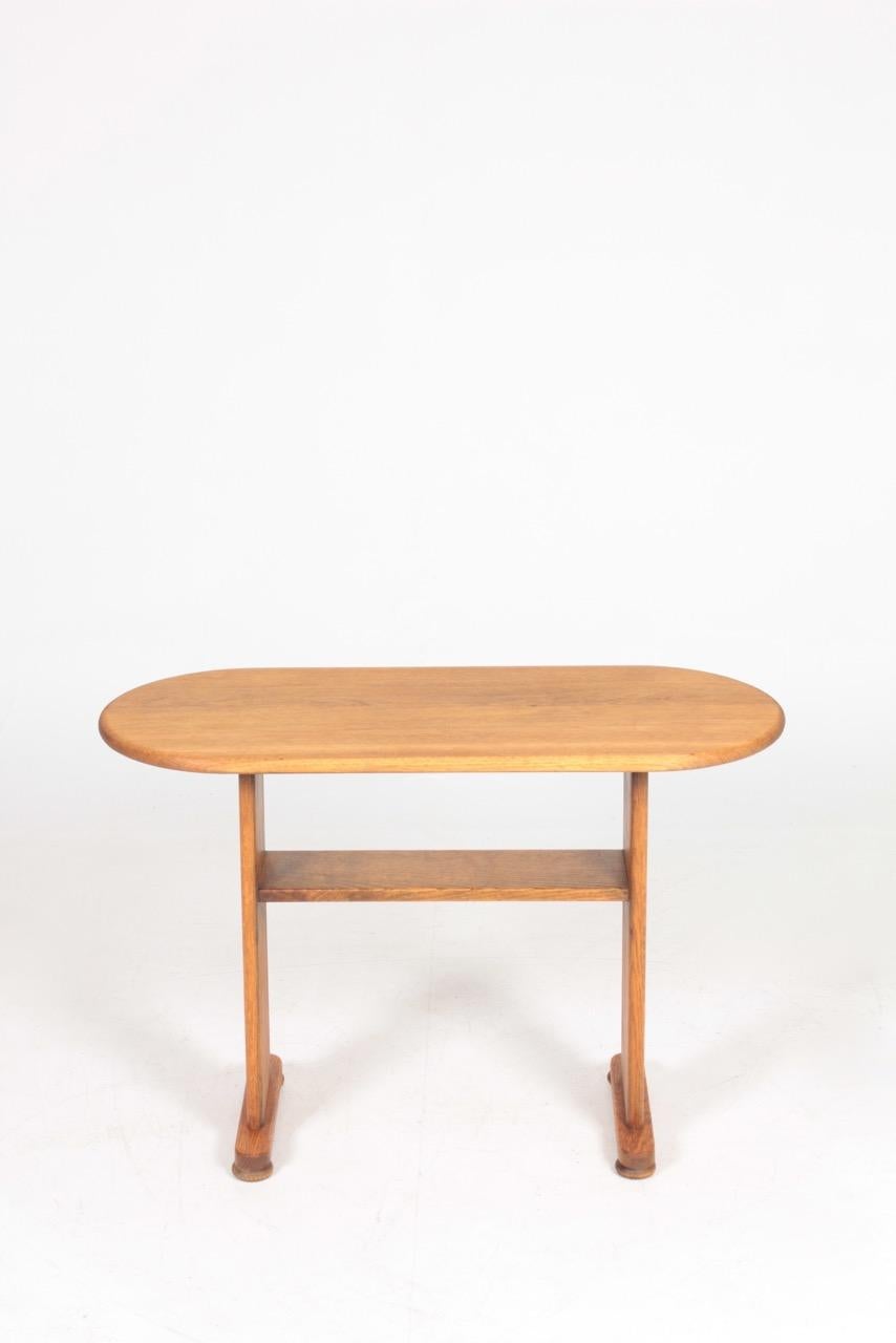 Rare side table in solid oak designed by Fritz Hansen Design studio. Made in Denmark, circa 1945. Great original condition.