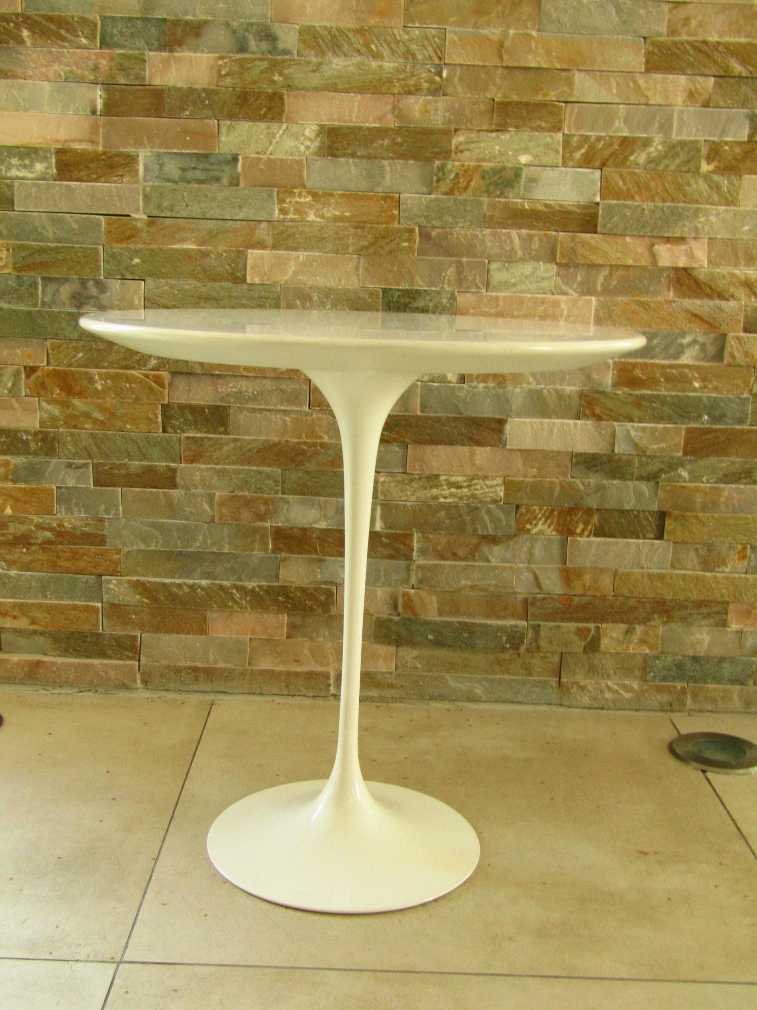 Midcentury occasional table tulip by Eero Saarinen for Knoll International. Good vintage condition from 1960. Signed.

 