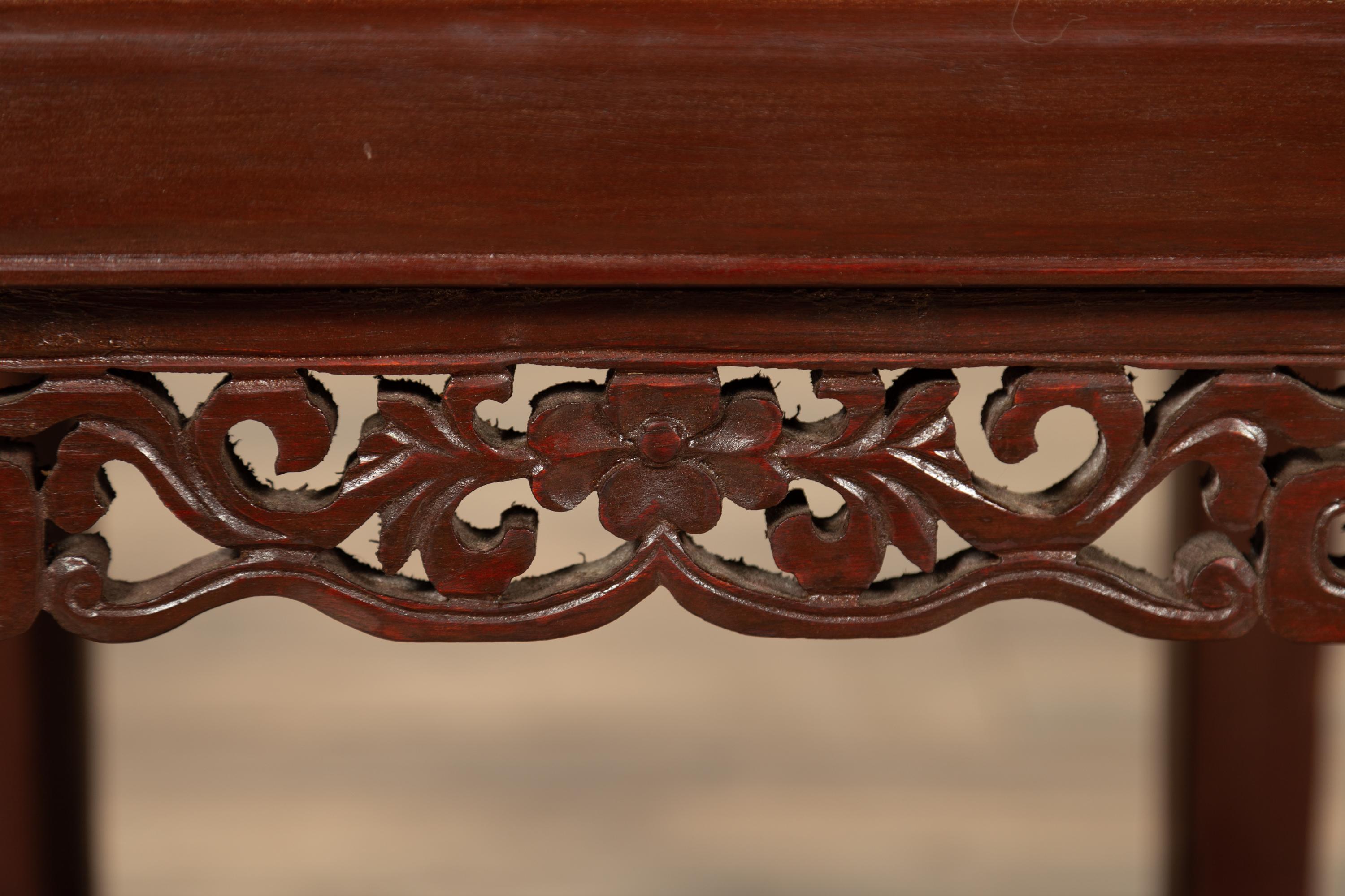 Table d'appoint du milieu du siècle avec patine rouge foncé et tablier sculpté à la main de feuillages en vente 3