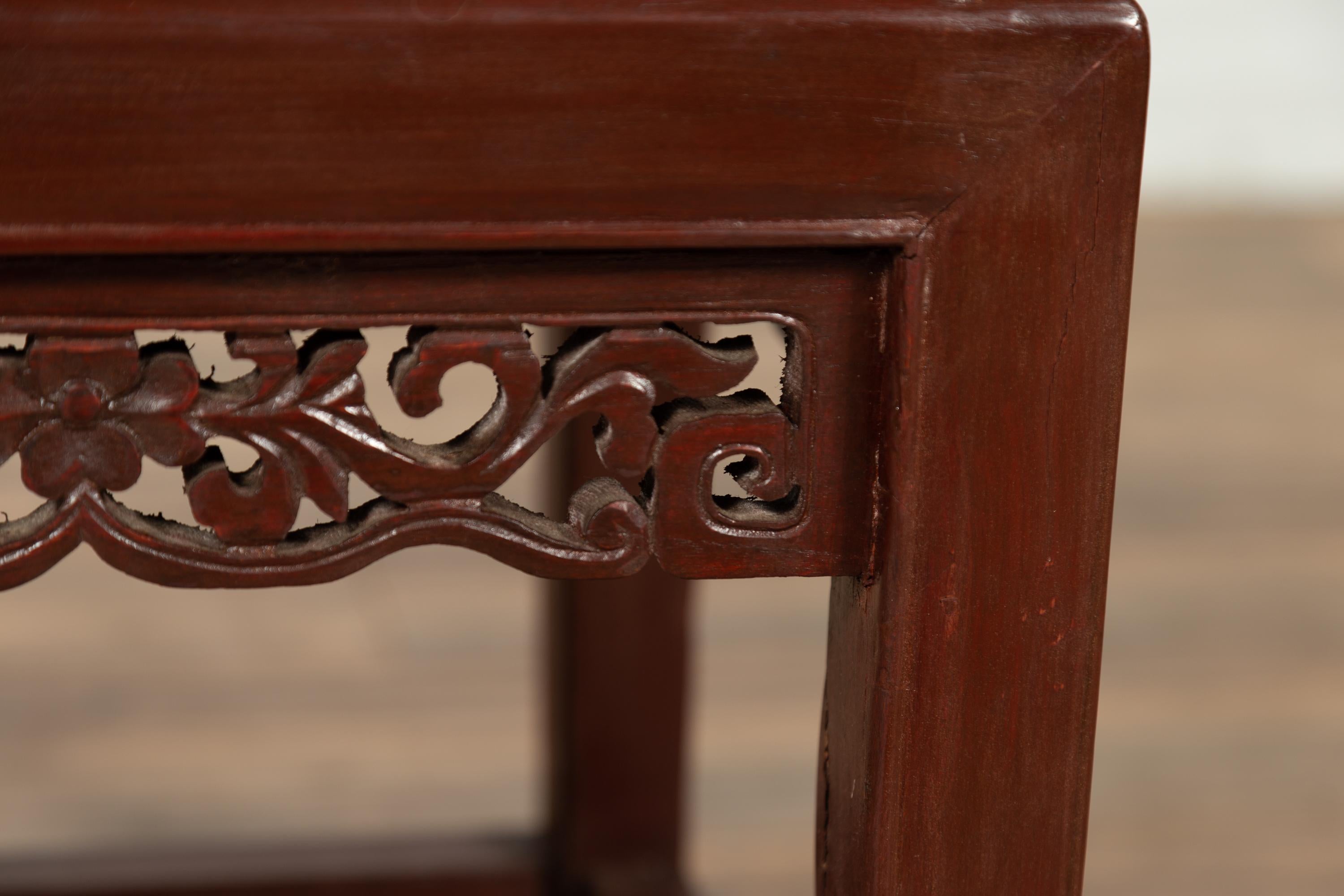 Table d'appoint du milieu du siècle avec patine rouge foncé et tablier sculpté à la main de feuillages en vente 2