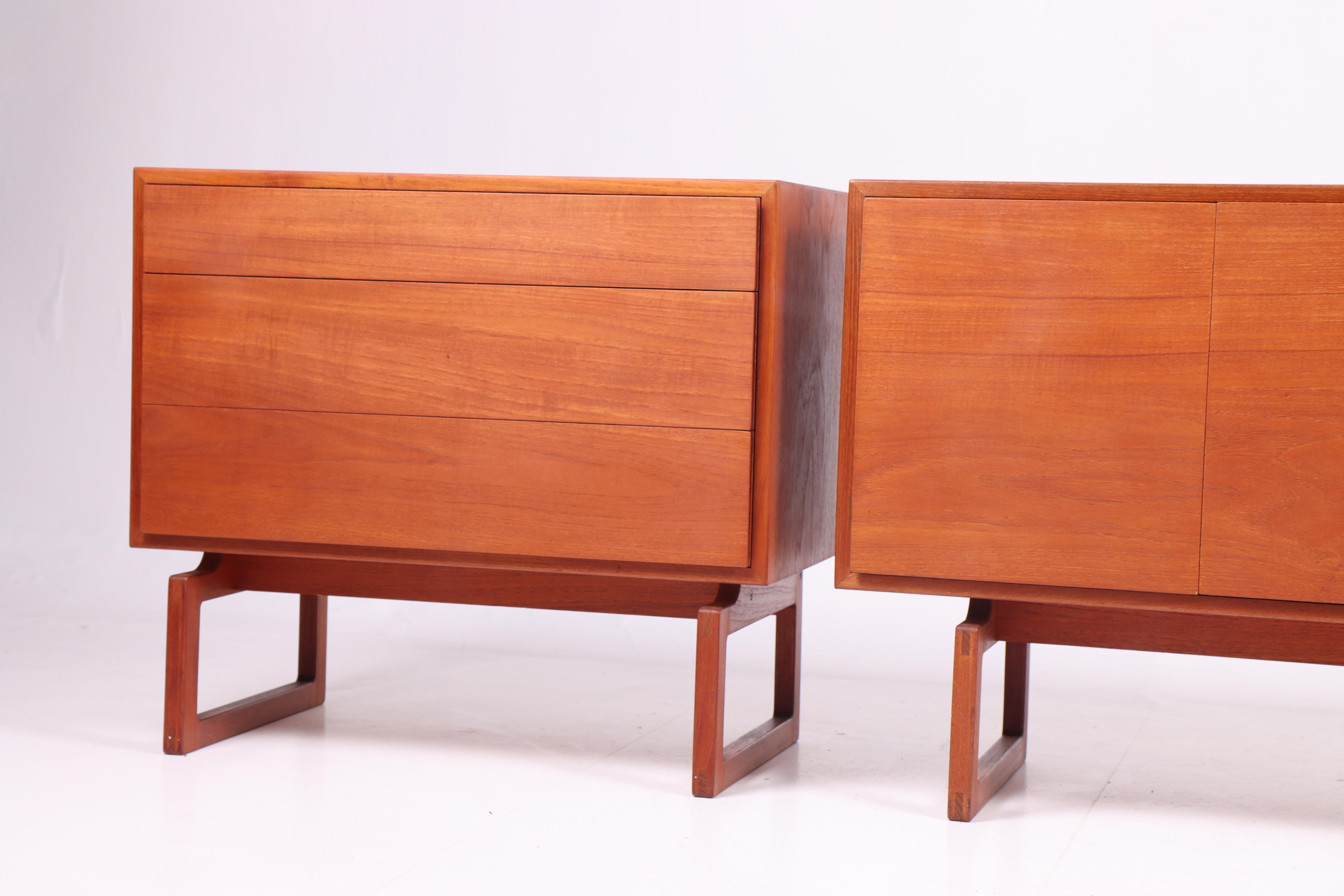 Great looking sideboard and commode in teak, designed by Arne Hovmand Olsen for Mogens Kold furniture. Great original condition.

Commode: 80x46x71 cm 
Sideboard: 160x46x71 cm