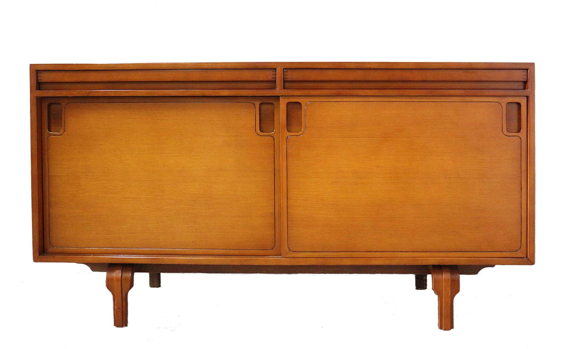 Midcentury sideboard credenza buffet by Renato Magri for Cantieri Carugati, circa 1950
Stunning pale mahogany sideboard, credenza or buffet, with recessed pulls and sliding doors, by Italian designer and architect Renato Magri.
This came from the