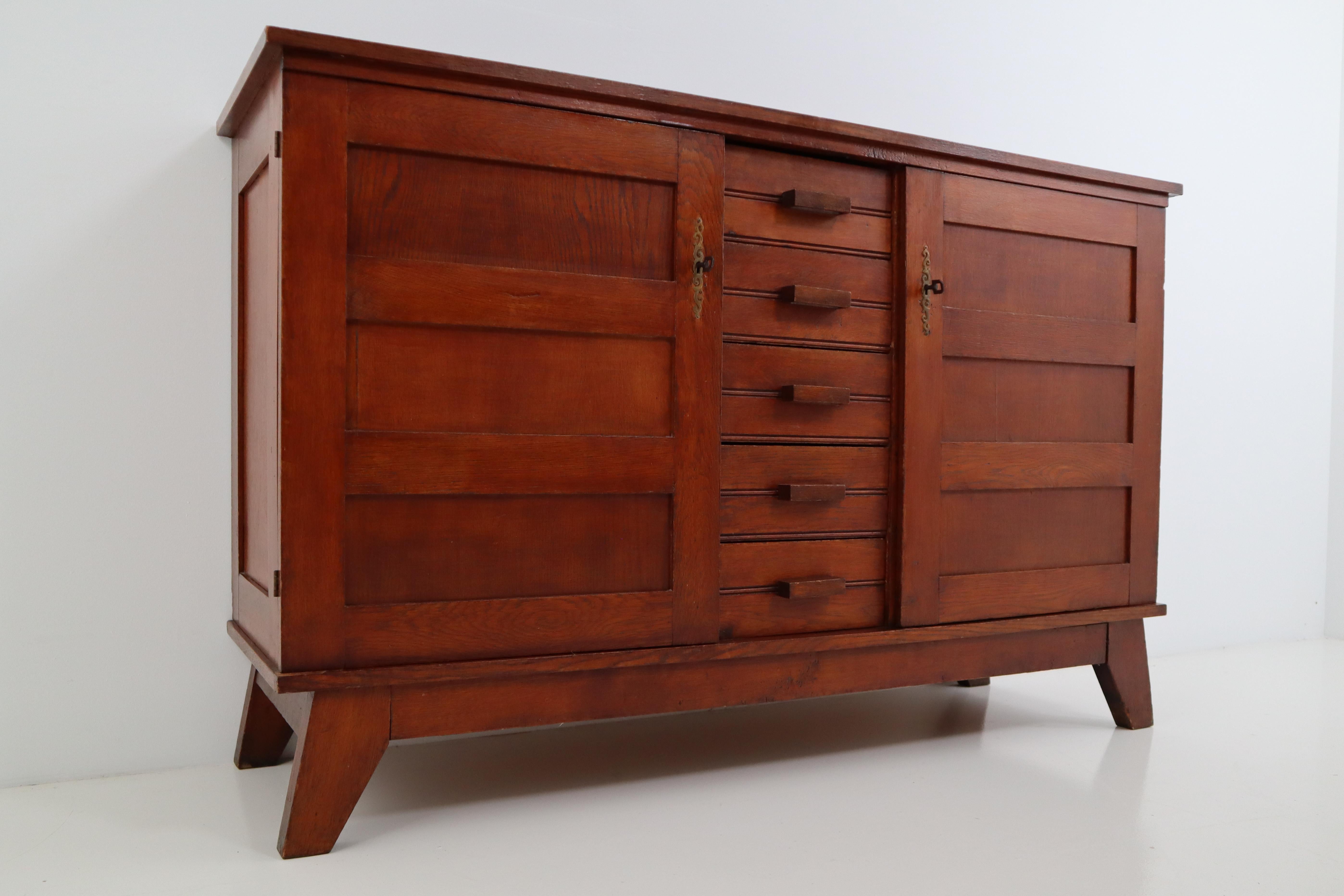 Published in 1944 and designed by René Gabriel, this sideboard dates back to the 1950s and is a typical example of so-called reconstruction furniture. Emergency product for the victims of the war, the design is simple and functional. It is made of
