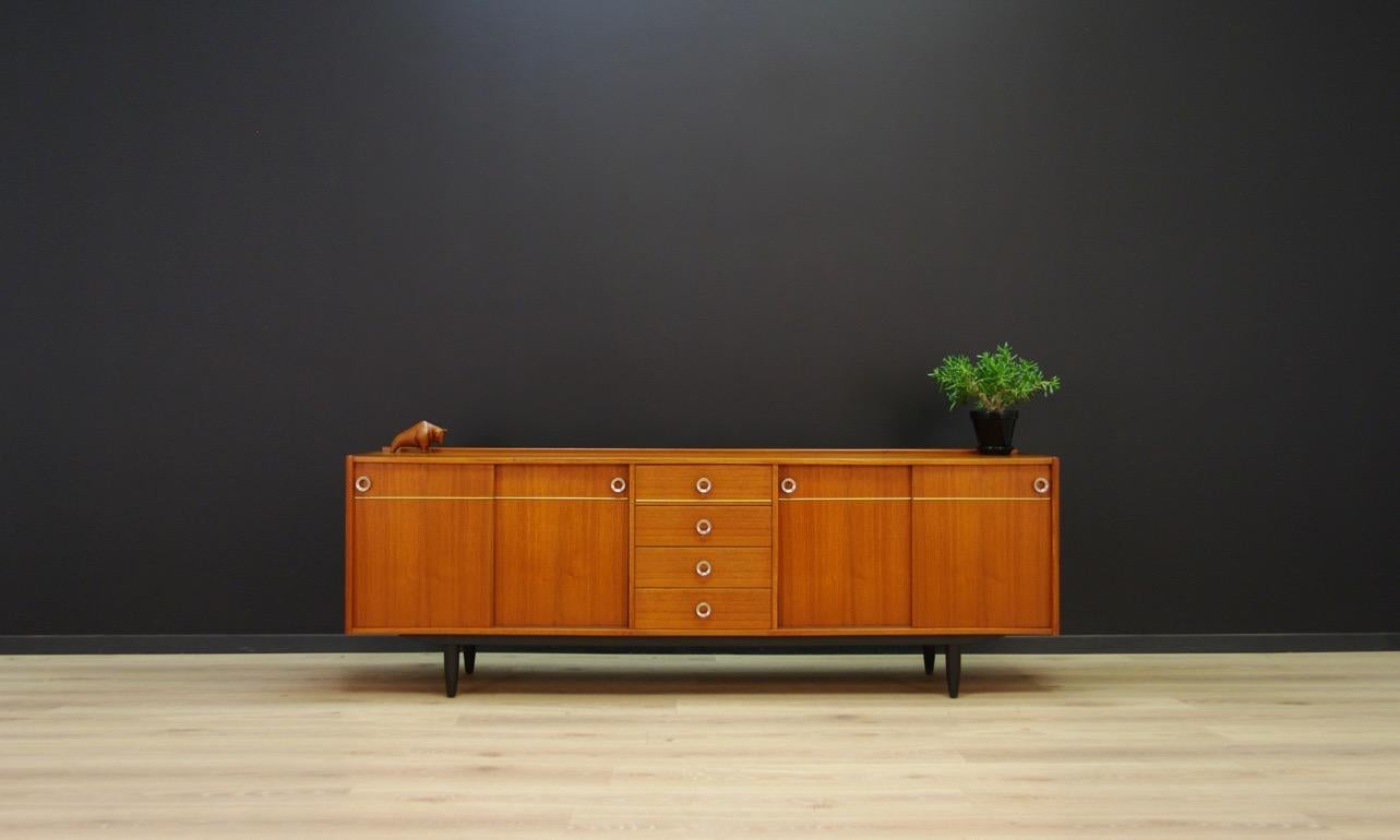 Unparalleled 1960s-1970s sideboard - Minimalist form - Scandinavian origin. The whole is covered with teak veneer. Two shelves behind sliding doors and four drawers in the middle. Preserved in good condition (small bruises and scratches) - directly