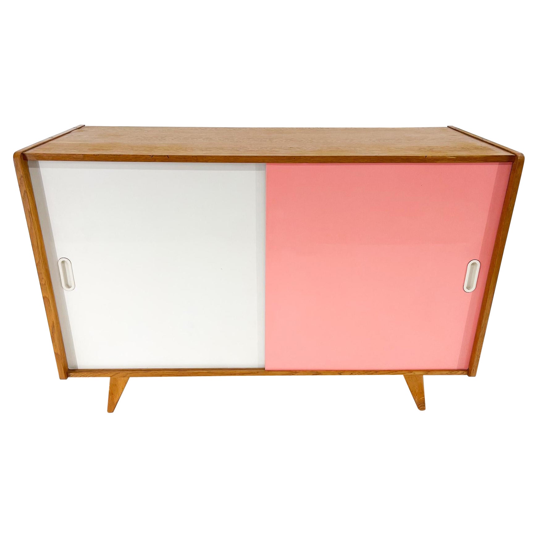 Credenza di metà secolo disegnata da Jindřich Jiroutek, anni '60