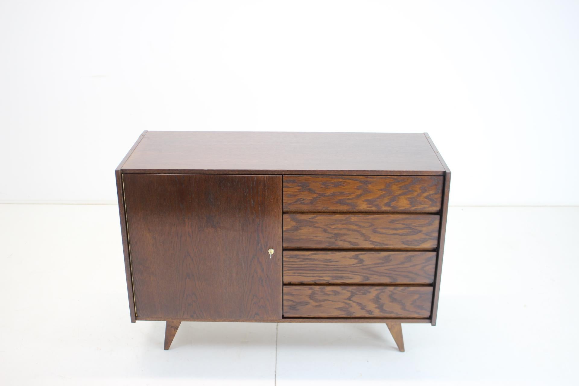 Hergestellt aus Eiche, Holz
Made in Czechoslovakia 1960er Jahre
Guter Originalzustand
Designer Jiri Jiroutek