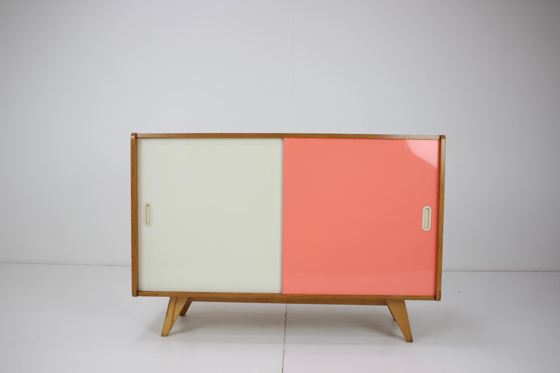 Sideboard aus der Mitte des Jahrhunderts, entworfen von Ji Jiroutek, 1960er Jahre (Moderne der Mitte des Jahrhunderts) im Angebot