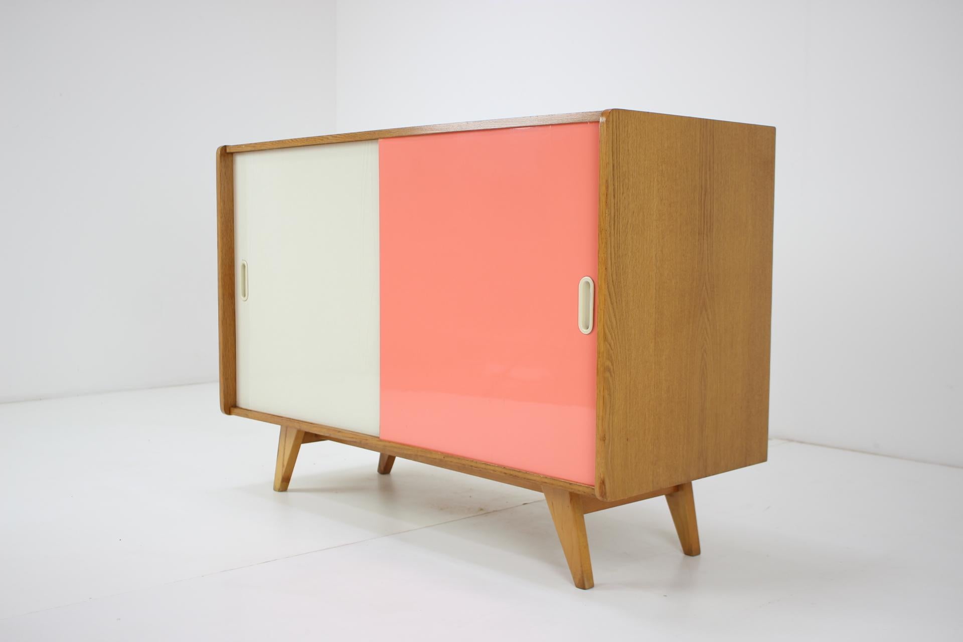 Sideboard aus der Mitte des Jahrhunderts, entworfen von Ji Jiroutek, 1960er Jahre (Tschechisch) im Angebot