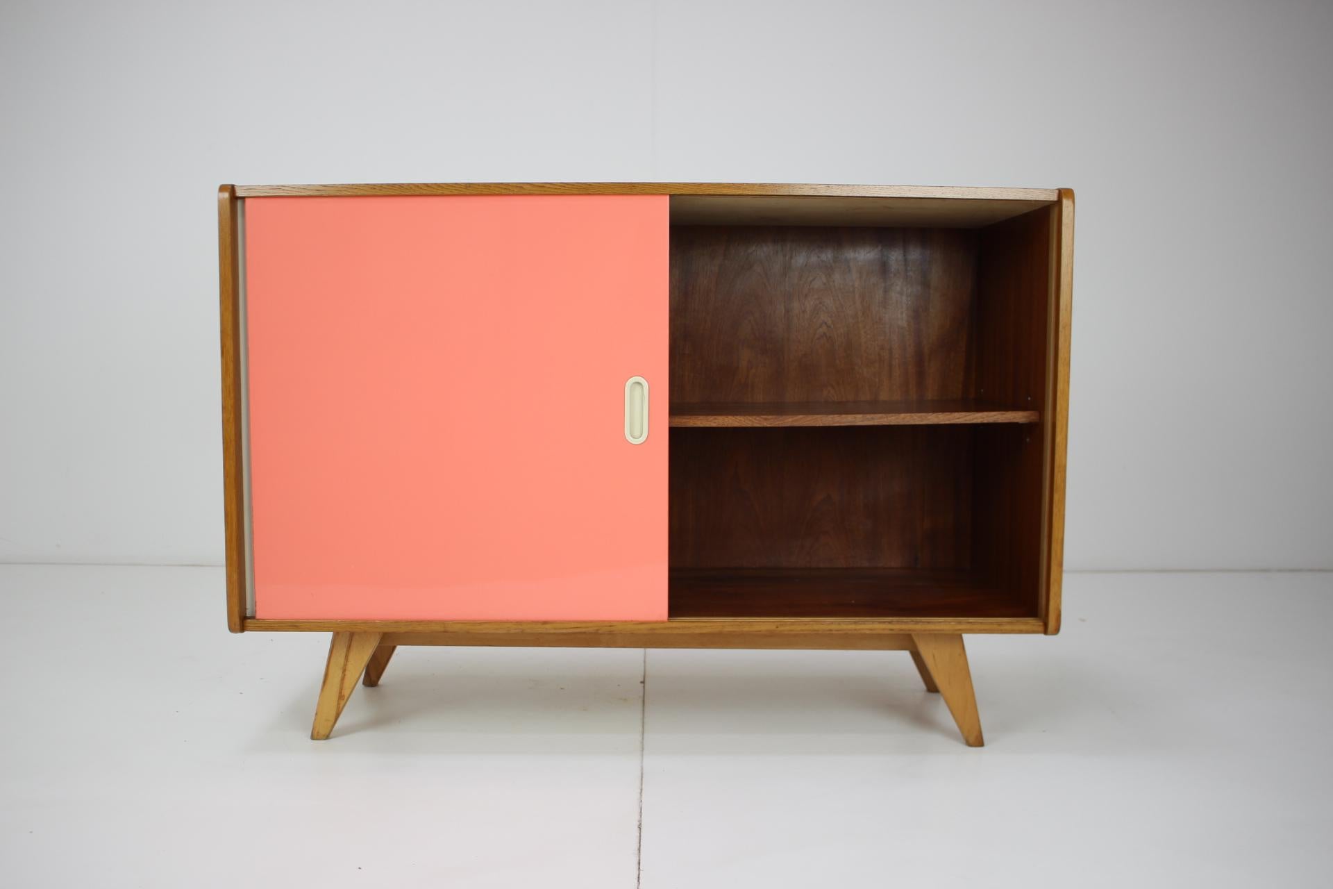 Sideboard aus der Mitte des Jahrhunderts, entworfen von Ji Jiroutek, 1960er Jahre (Eichenholz) im Angebot