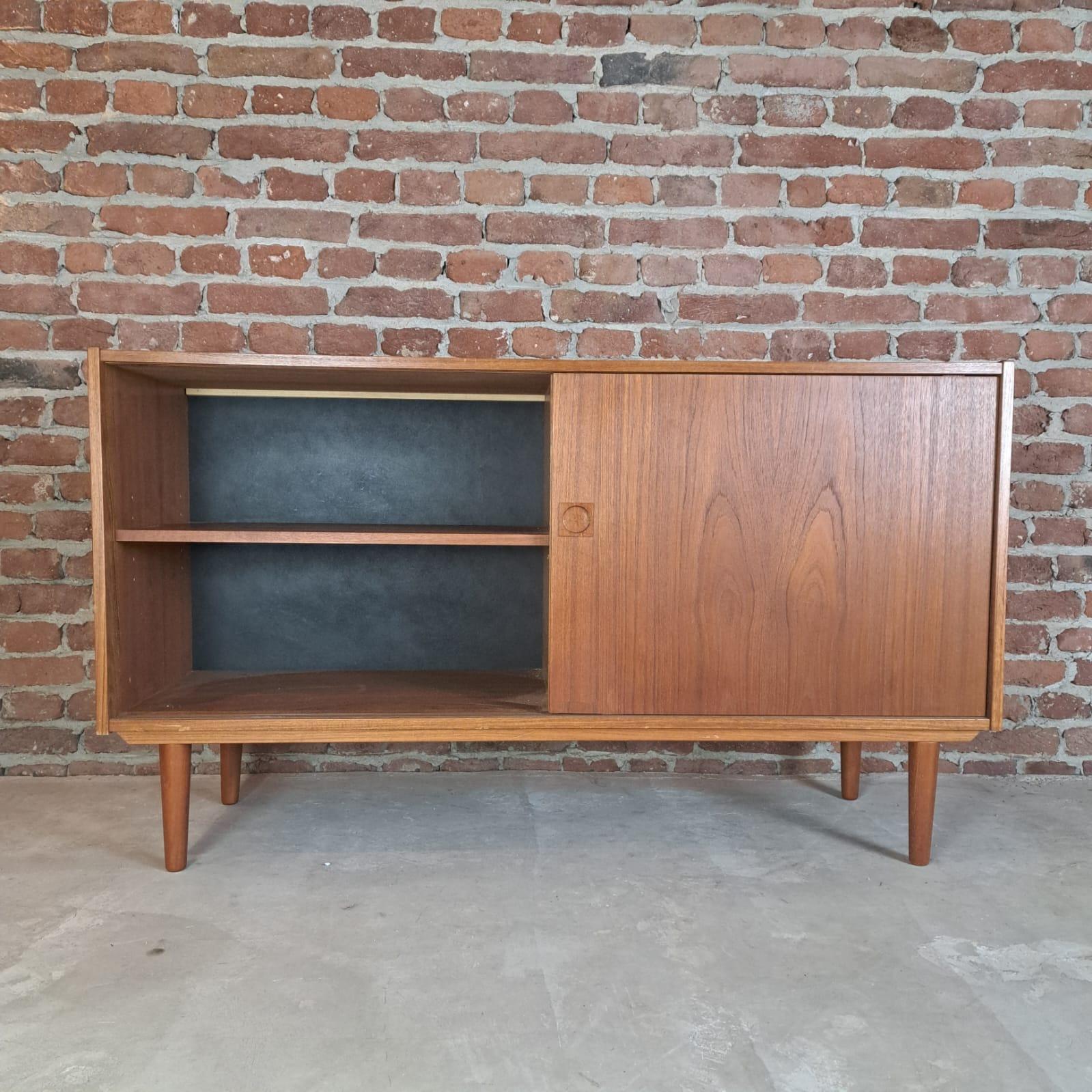 Credenza del Medioevo in marrone, Danimarca, 1960

Informazioni aggiuntive:
Paese di produzione - Danimarca
Periodo di progettazione - 1960
Periodo di produzione - 1960
Stile - Midcentury / design danese
Materiale - Wood Wood
Colore -