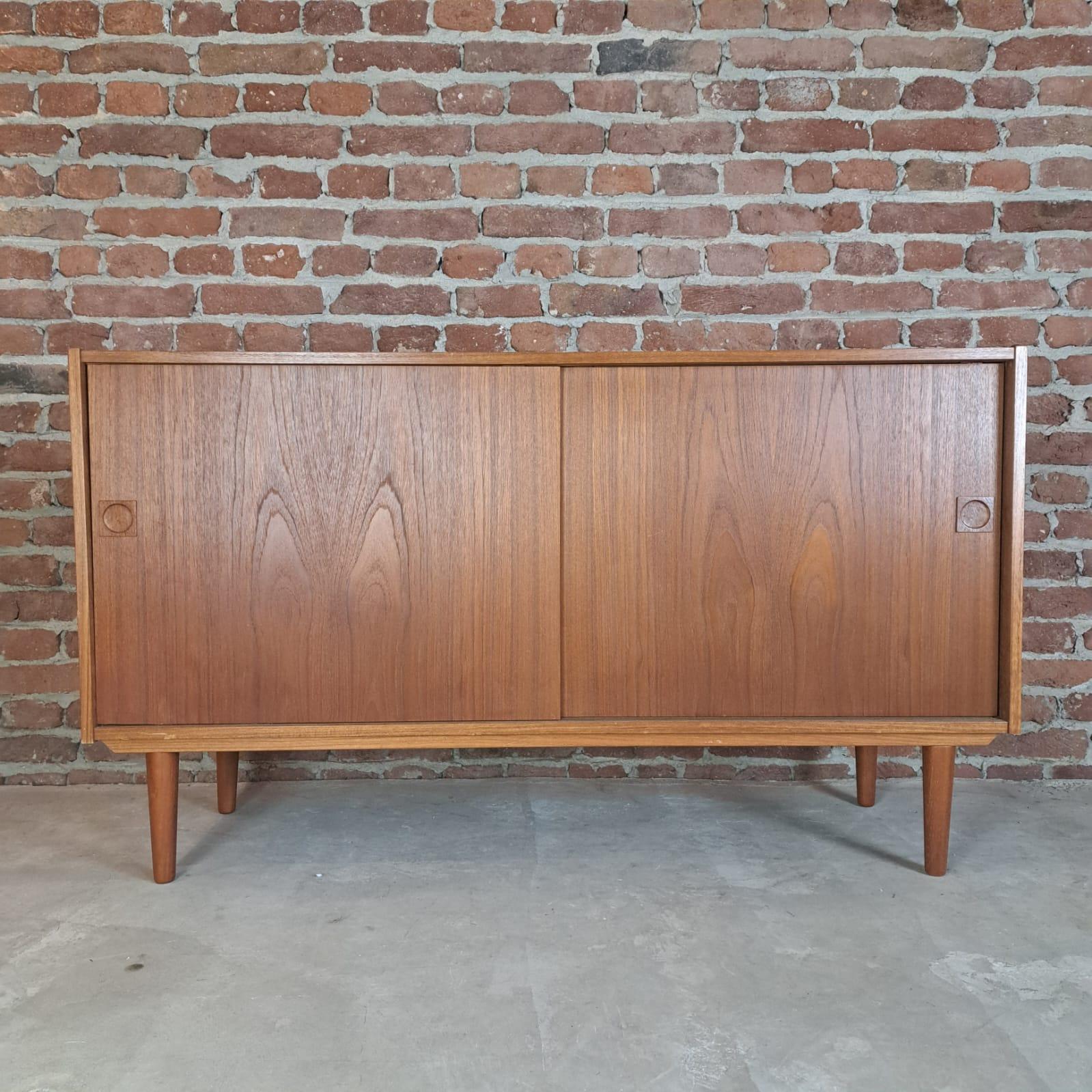 Credenza del Medioevo in marrone, Danimarca, 1960 In condizioni buone in vendita a Torino, IT