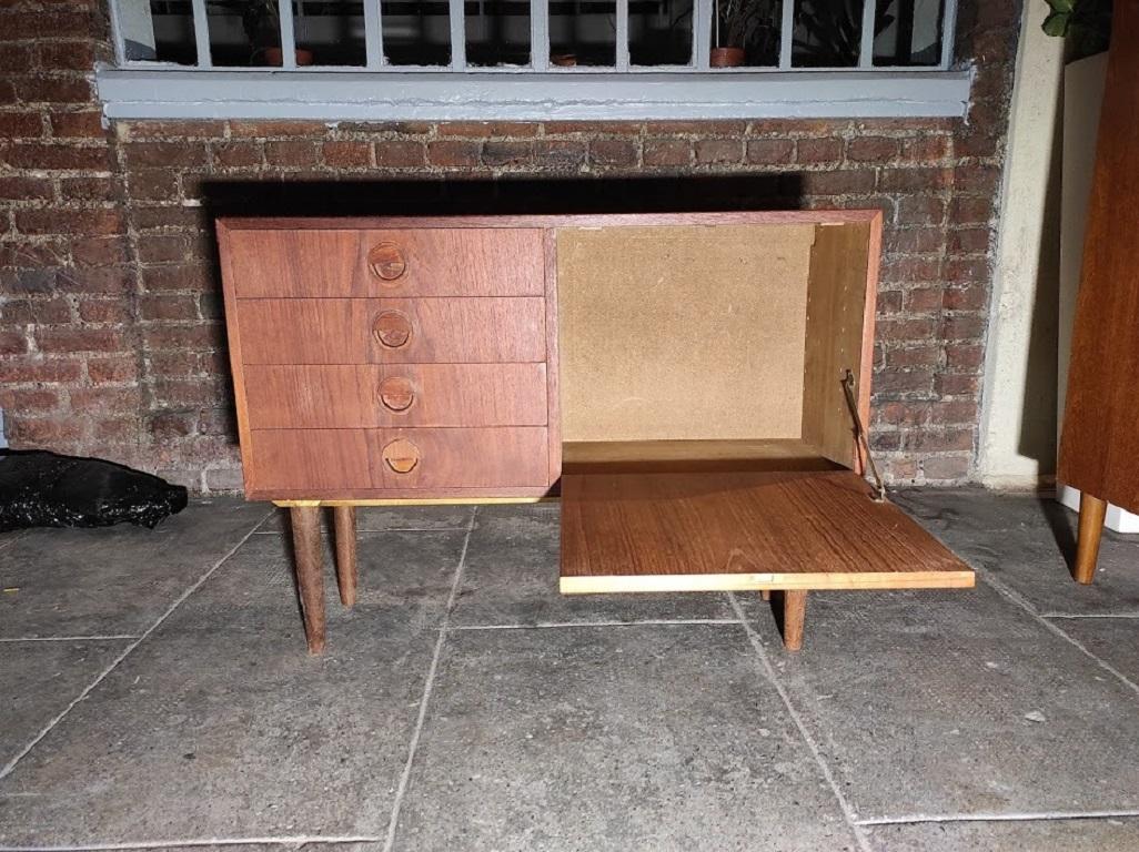 Buffet du milieu du siècle en teck Wood Brown, Danemark, 1960
Le buffet sera livré parfaitement restauré et fini avec des huiles et des cires naturelles.

Informations complémentaires :
Pays de fabrication - Danemark
Période de conception -
