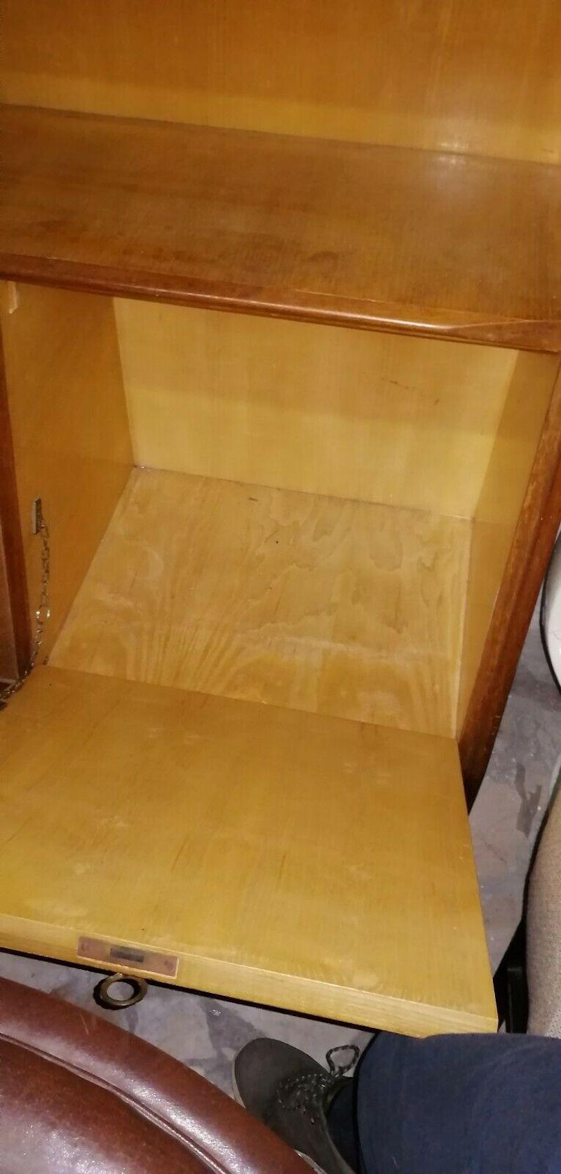 Splendida credenza originale degli anni '50, in pieno stile Ico Parisi, composta da un vano superiore aperto, due grandi vani con ante a compasso e quattro cassetti inferiori
 
Misura 111 cm di lunghezza, 155 cm di altezza e 43 cm di profondità
