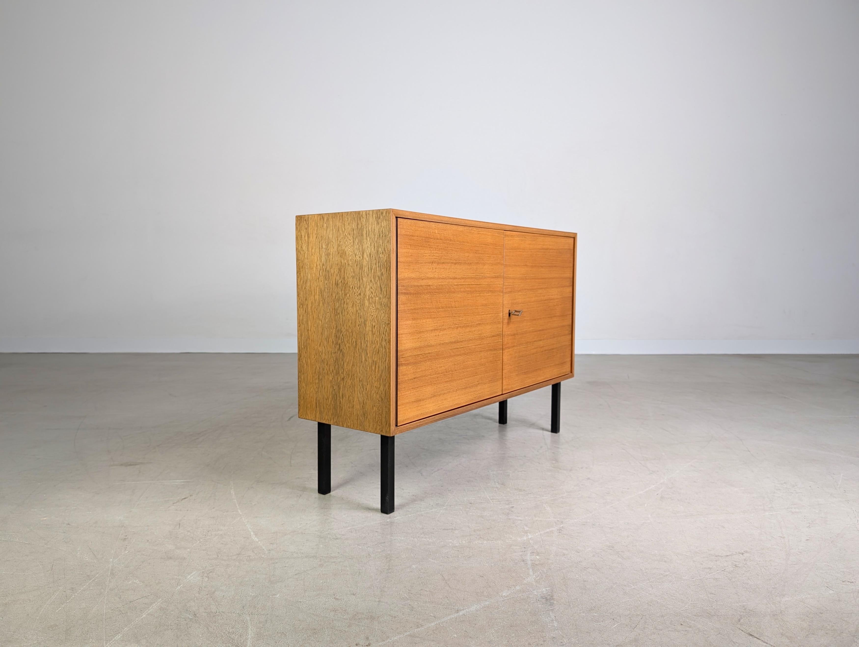 Midcentury Sideboard Nussbaum Anrichte Vintage 1960 Kommode (Moderne der Mitte des Jahrhunderts) im Angebot