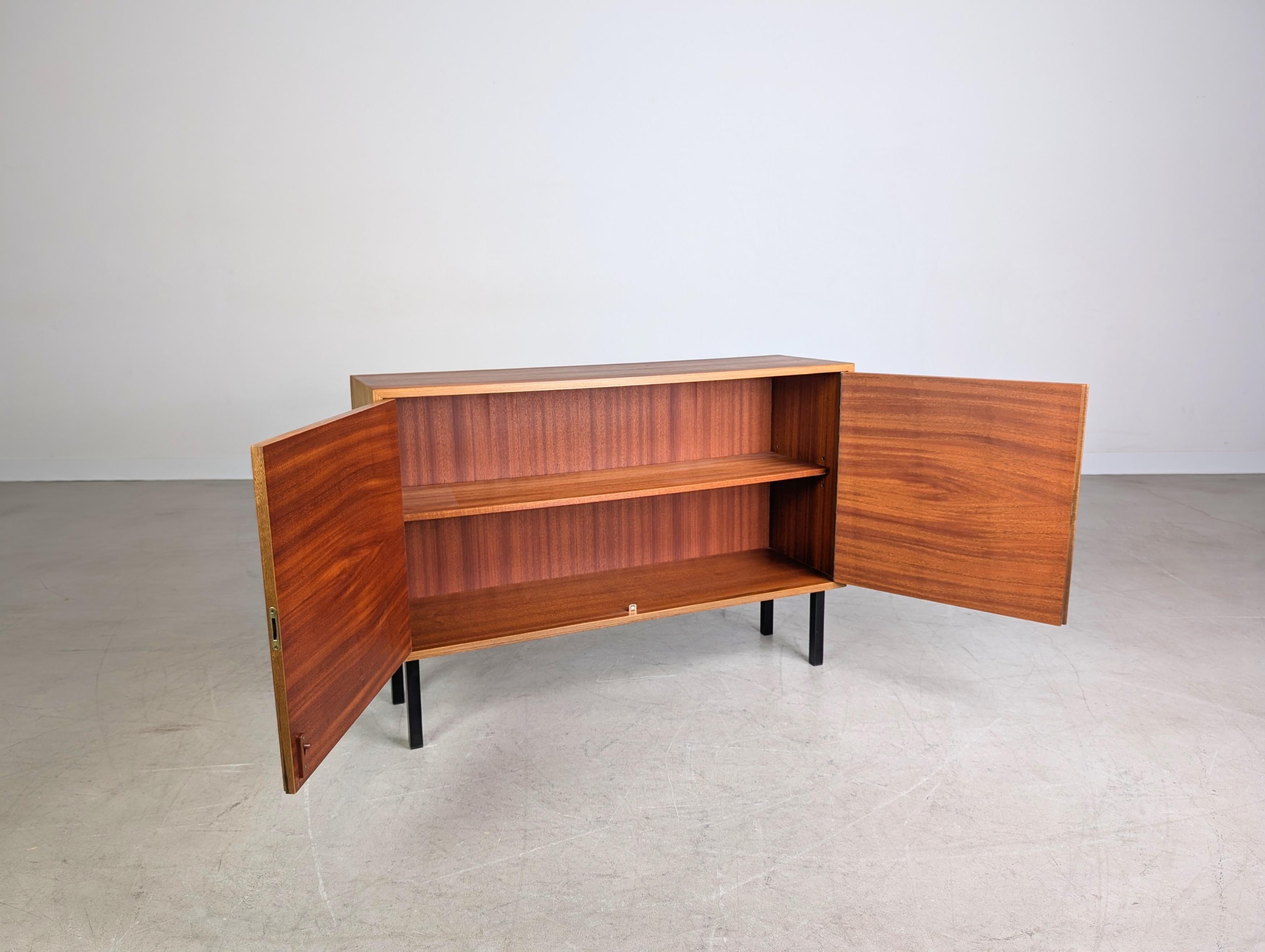 Midcentury Sideboard Nussbaum Anrichte Vintage 1960 Kommode (Unbekannt) im Angebot
