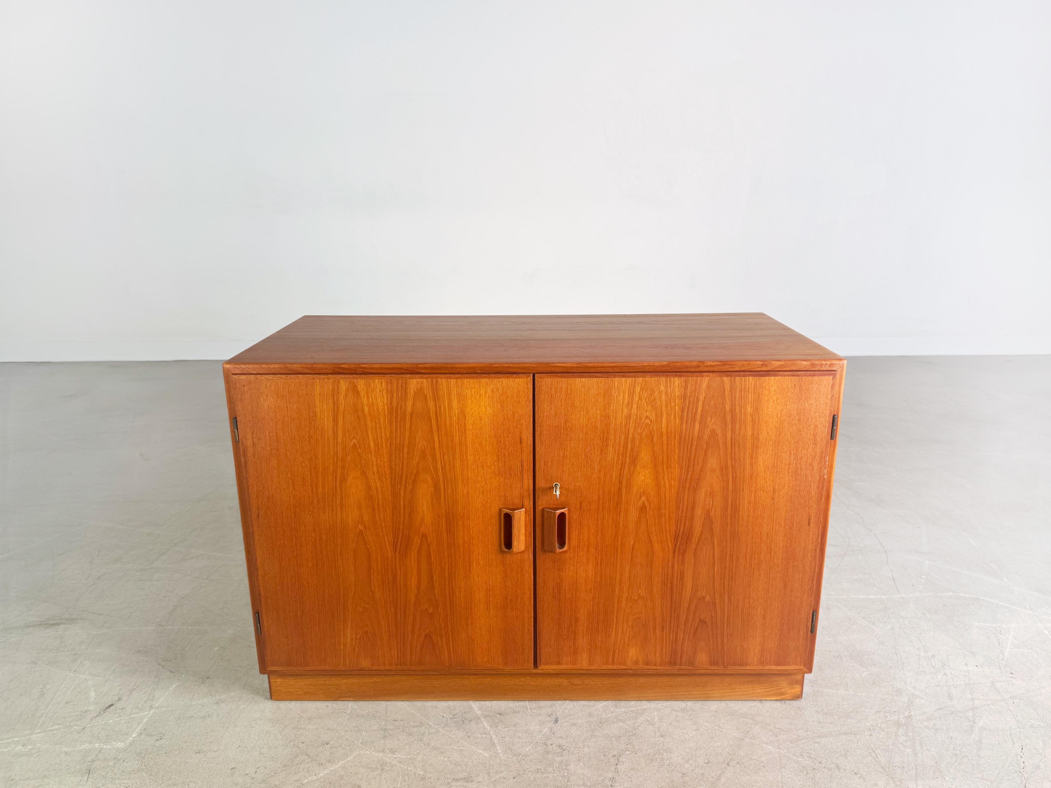 Te ofrecemos un maravilloso aparador/tablero pequeño de teca de Søborg Møbelfabrik de los años 60 para comprar. Børge Mogensen diseñó el Korpus, que se basa en un diseño de gran altura, y está fabricado con líneas claras y elegancia funcional. Con