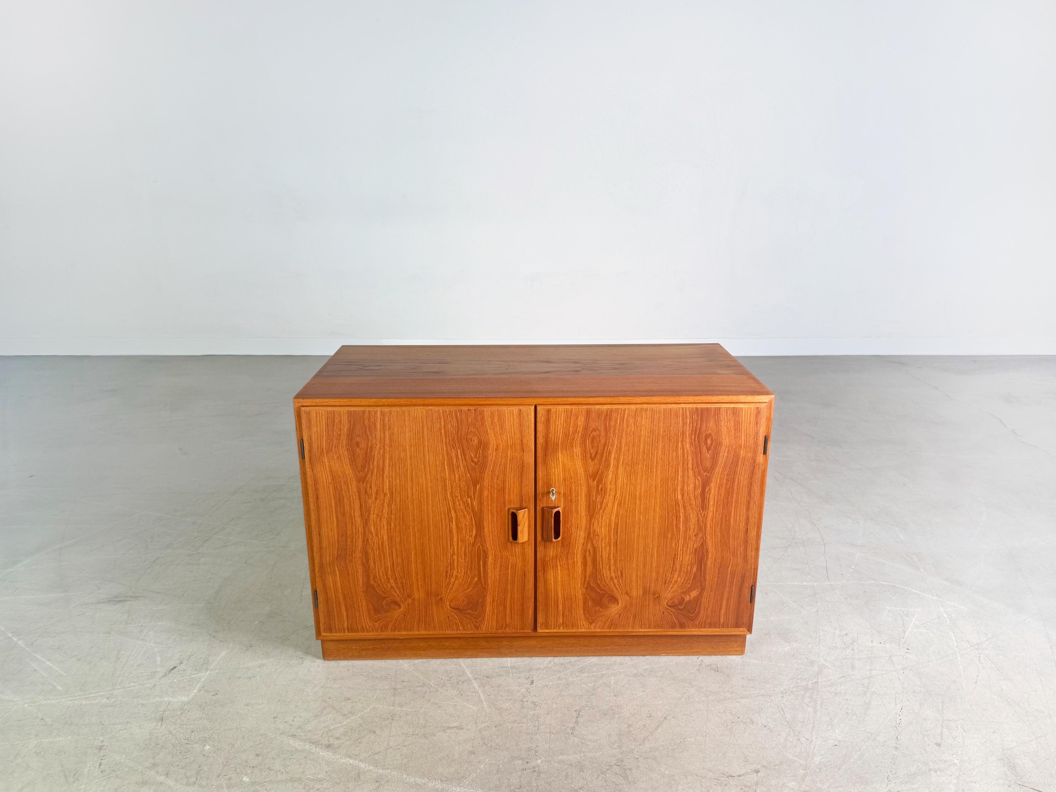 Wir bieten ein wunderschönes kleines Teak Sideboard/ Lowboard von Søborg Møbelfabrik aus den 1960er Jahren zum Verkauf an. Der Korpus, der über einen höhenverstellbaren Einlegeböden verfügt, wurde von Børge Mogensen entworfen und vereint klare
