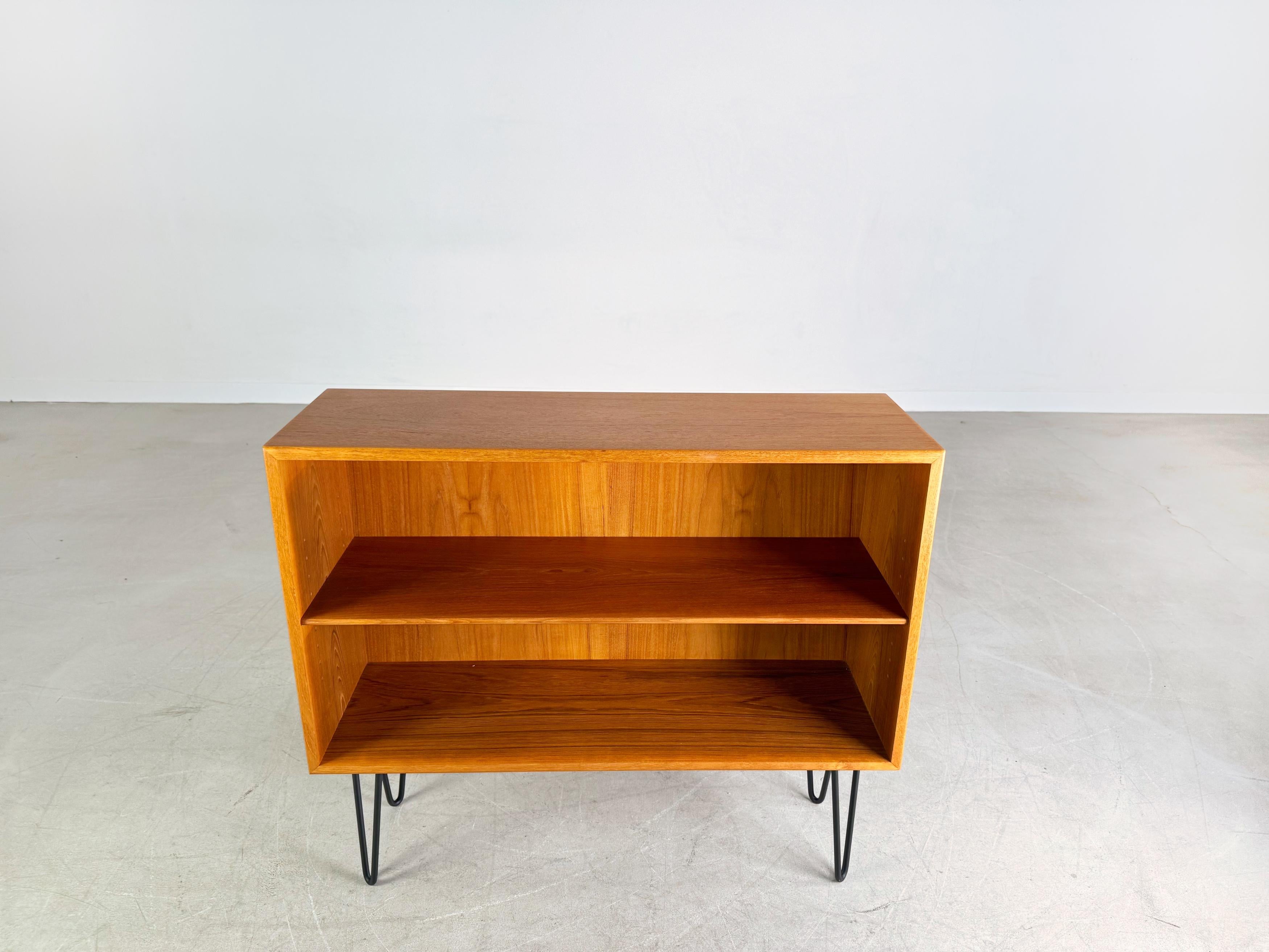 Wir bieten ein wunderschönes kleines Teak Sideboard/ Lowboard von Søborg Møbelfabrik aus den 1960er Jahren zum Verkauf an. Le bâtiment, dont la structure repose sur une structure de haut niveau, a été aménagé par Børge Mogensen et comporte des