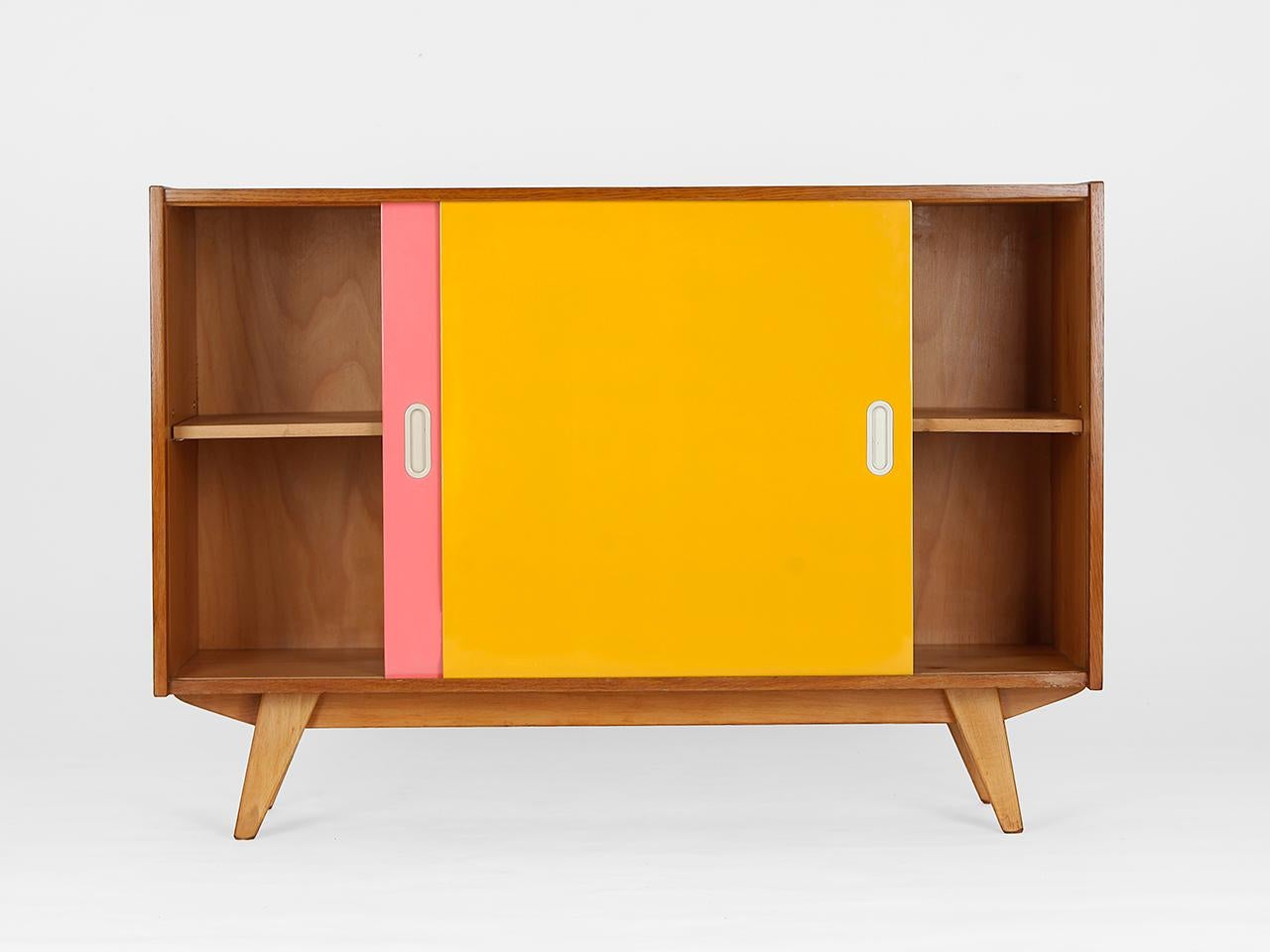 Midcentury sideboard U - 452 by Jiri Jiroutek for Interier Praha, dating from the 1960s, with gray and pink sliding doors from the former Czechoslovakia. Completely restored. Delivery time 3-4 weeks.