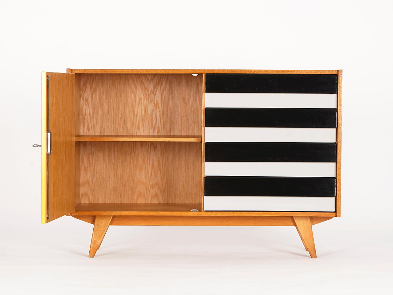 Midcentury Sideboard U 458 von Jiri Jiroutek für Interier Praha, aus den 1960er Jahren, mit vier Schubladen und gelben Türen, aus der ehemaligen Tschechoslowakei. Vollständig restauriert und neu lackiert. Lieferzeit 3-4 Wochen.
  