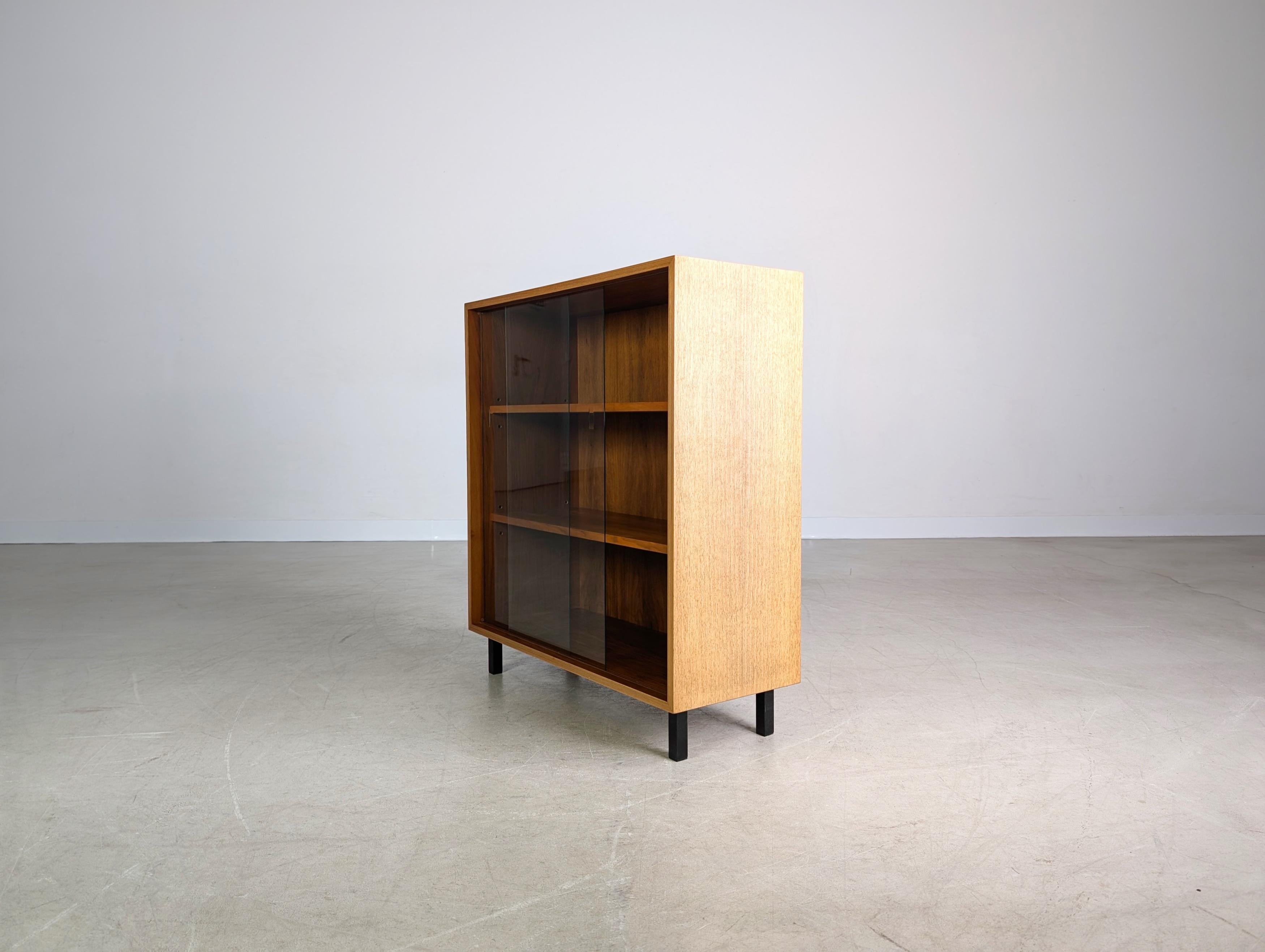 Midcentury Sideboard Vitrine Nussbaum Anrichte Vintage 1960 In Good Condition For Sale In Berlin, DE
