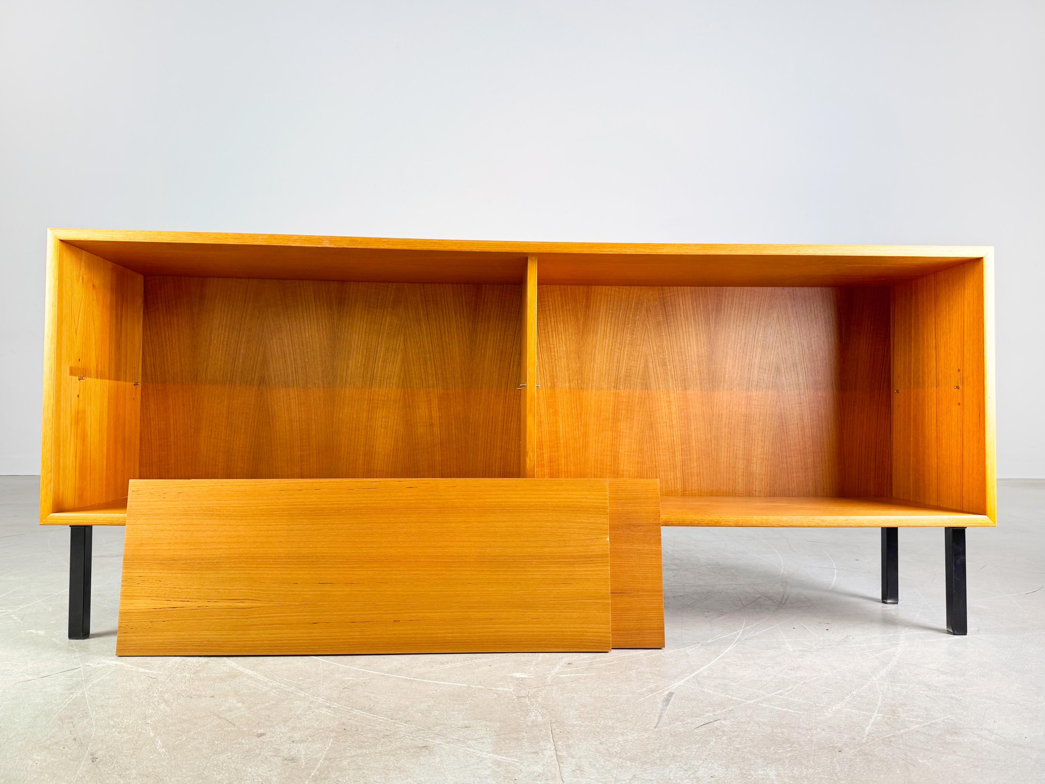 Wir bieten ein wunderschönes Teakholz Sideboard/ Lowboard aus den 1960er Jahren zum Verkauf an. Das Möbel verfügt auf jeder Seite über je einen höhenverstellbaren Einlegeboden und eignet sich damit hervorragend als TV-Board. Ebenfalls lässt es sich
