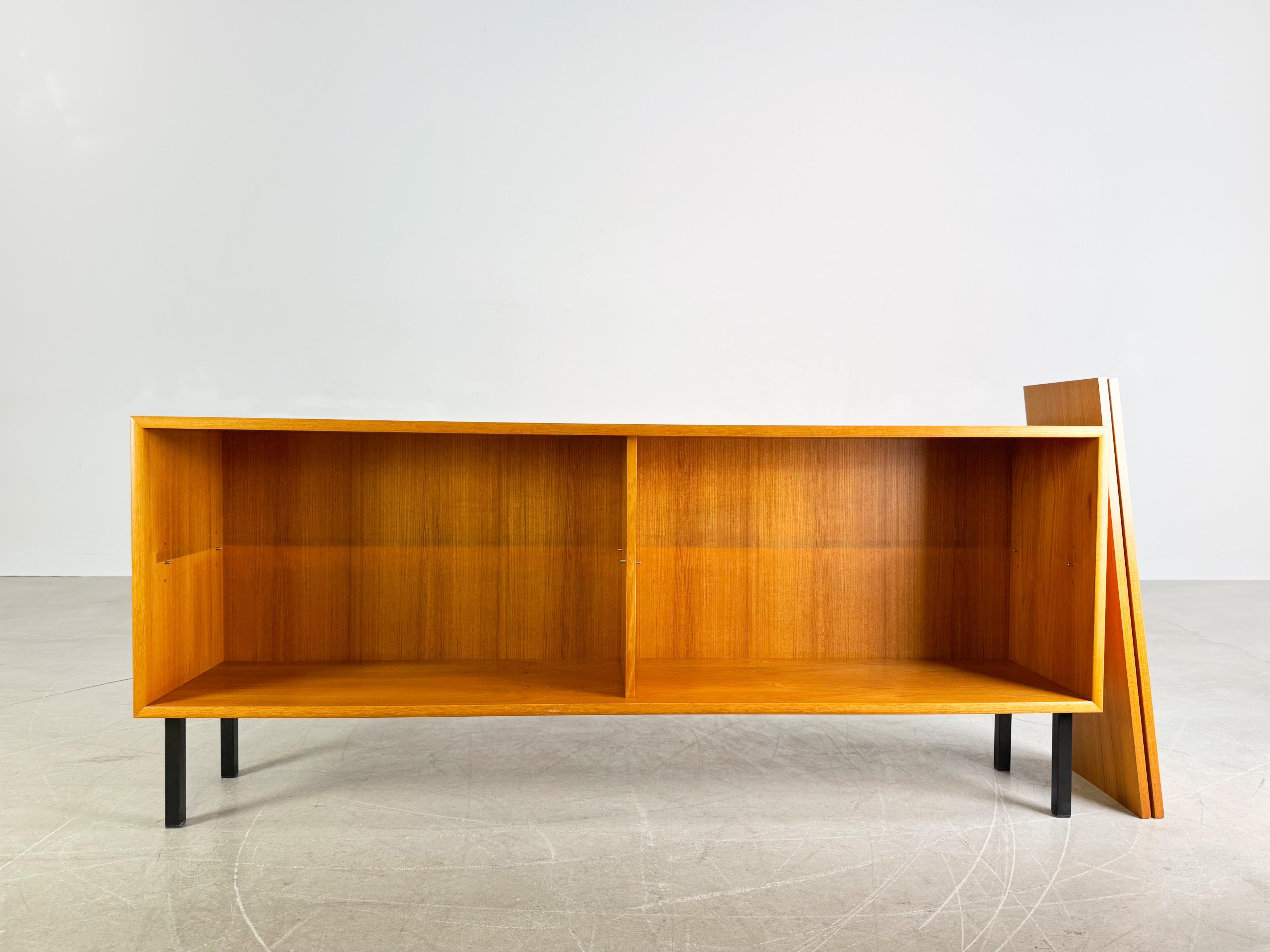 Wir bieten ein wunderschönes Teakholz Sideboard/ Lowboard aus den 1960er Jahren zum Verkauf an. Das Möbel verfügt auf jeder Seite über je einen höhenverstellbaren Einlegeboden und eignet sich damit hervorragend als TV-Board. Ebenfalls lässt es sich