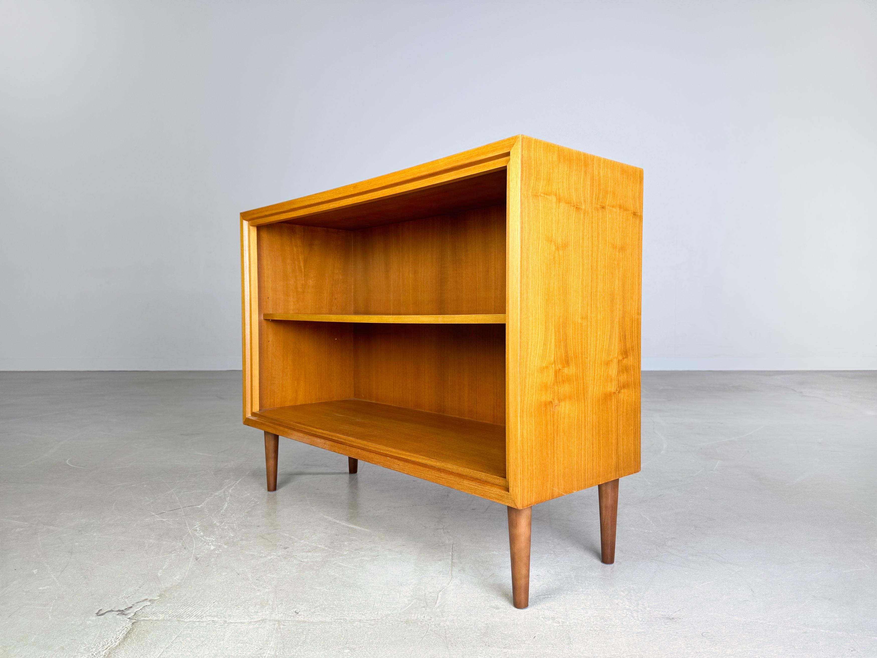 Midcentury Sideboard WK Möbel Nussbaum 1960er Vintage Kommode II (Mitte des 20. Jahrhunderts) im Angebot