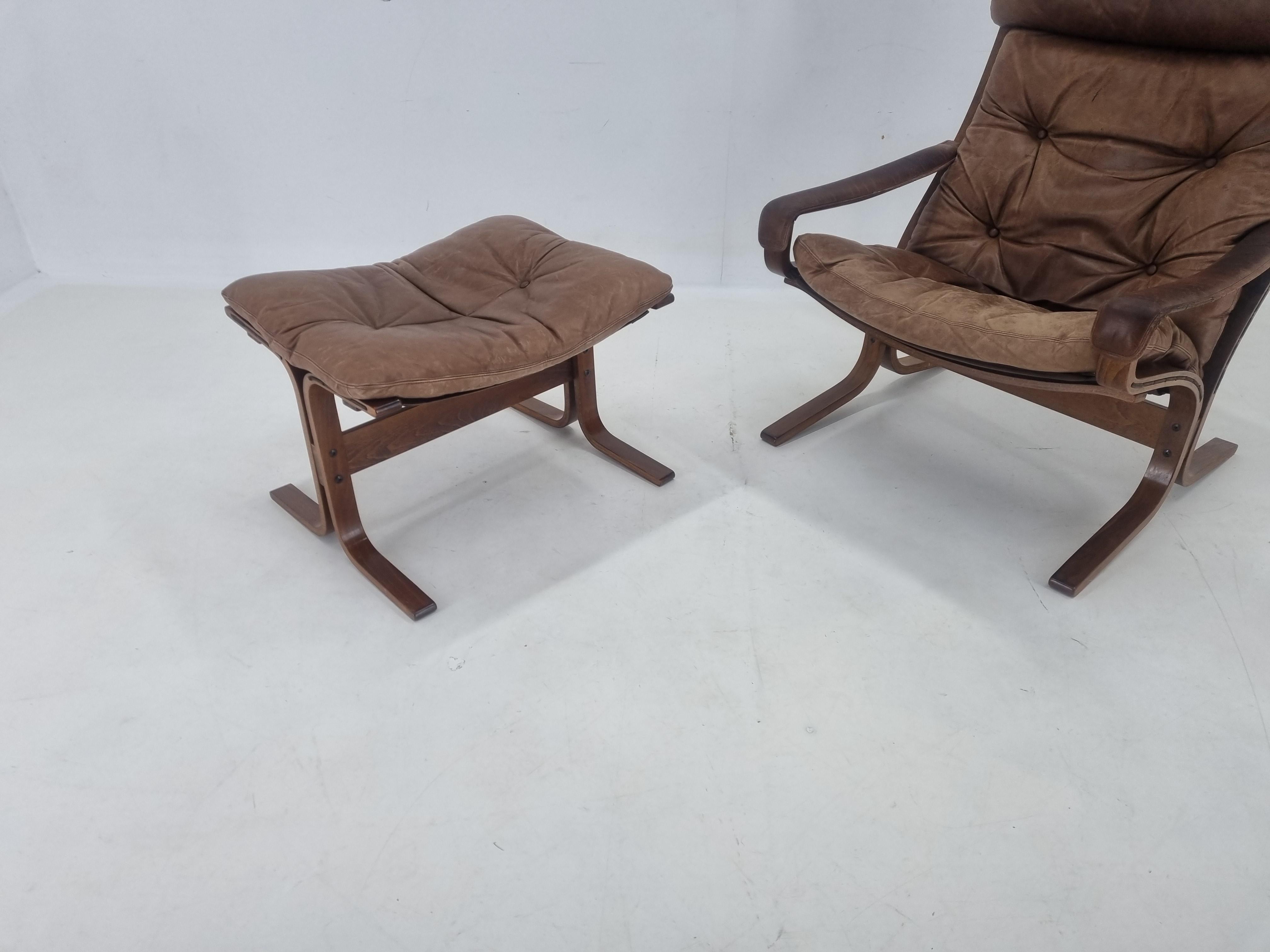 Mid-Century Modern Midcentury Siesta Lounge Armchair and Footstool, Ingmar Relling, Westnofa, 1960s For Sale
