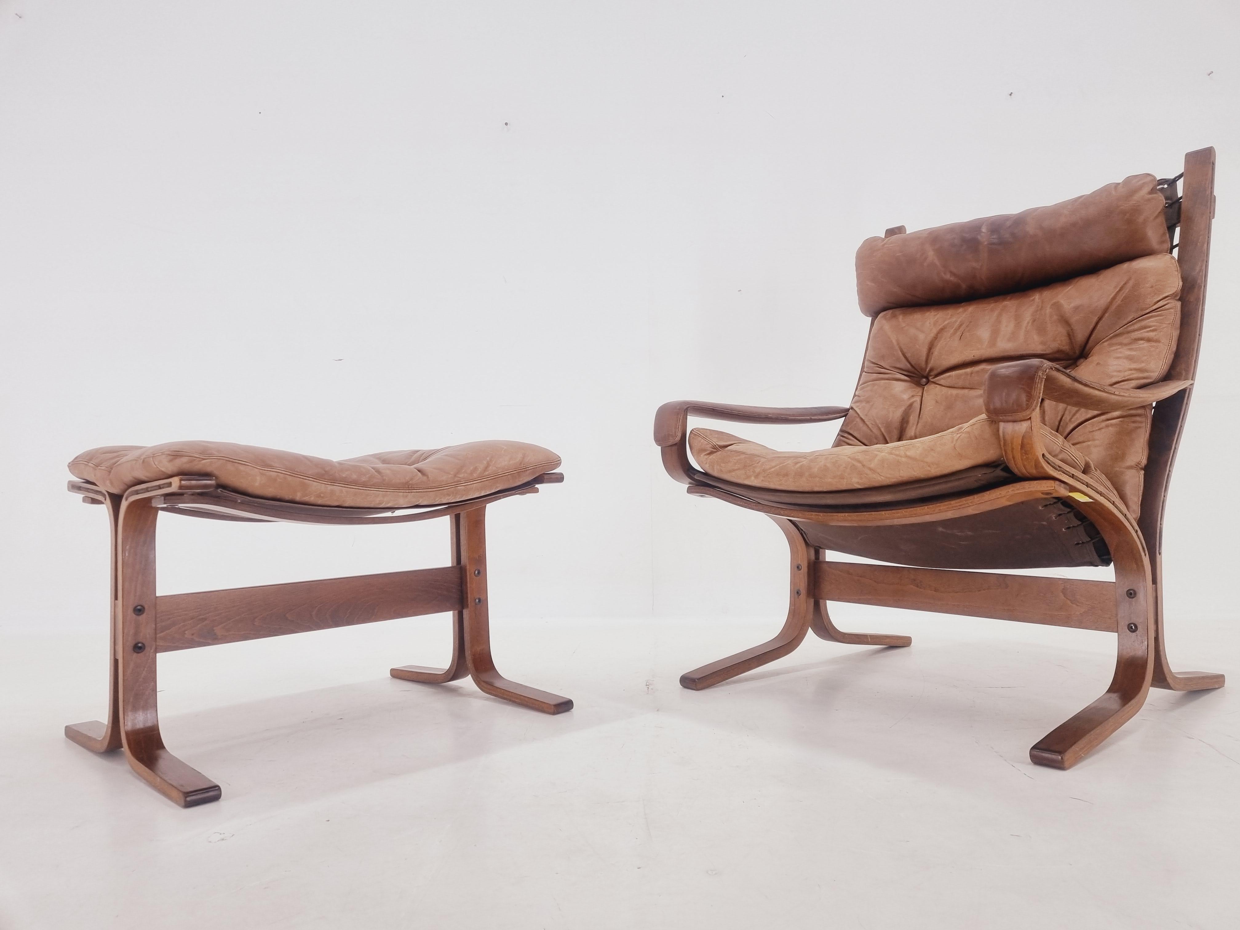 Norwegian Midcentury Siesta Lounge Armchair and Footstool, Ingmar Relling, Westnofa, 1960s For Sale